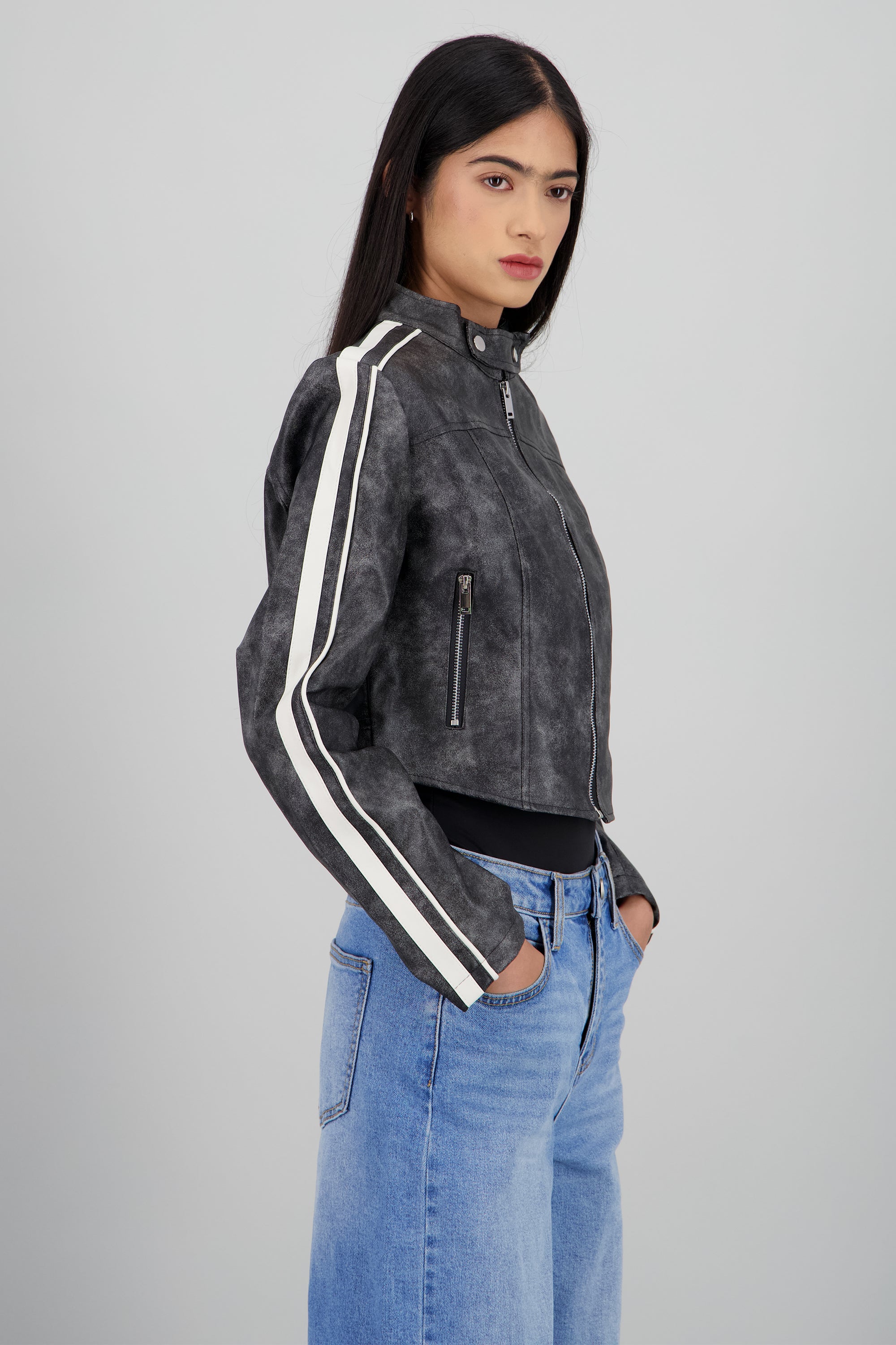 Chamarra estilo destagado rayas en costado GRIS COMBO