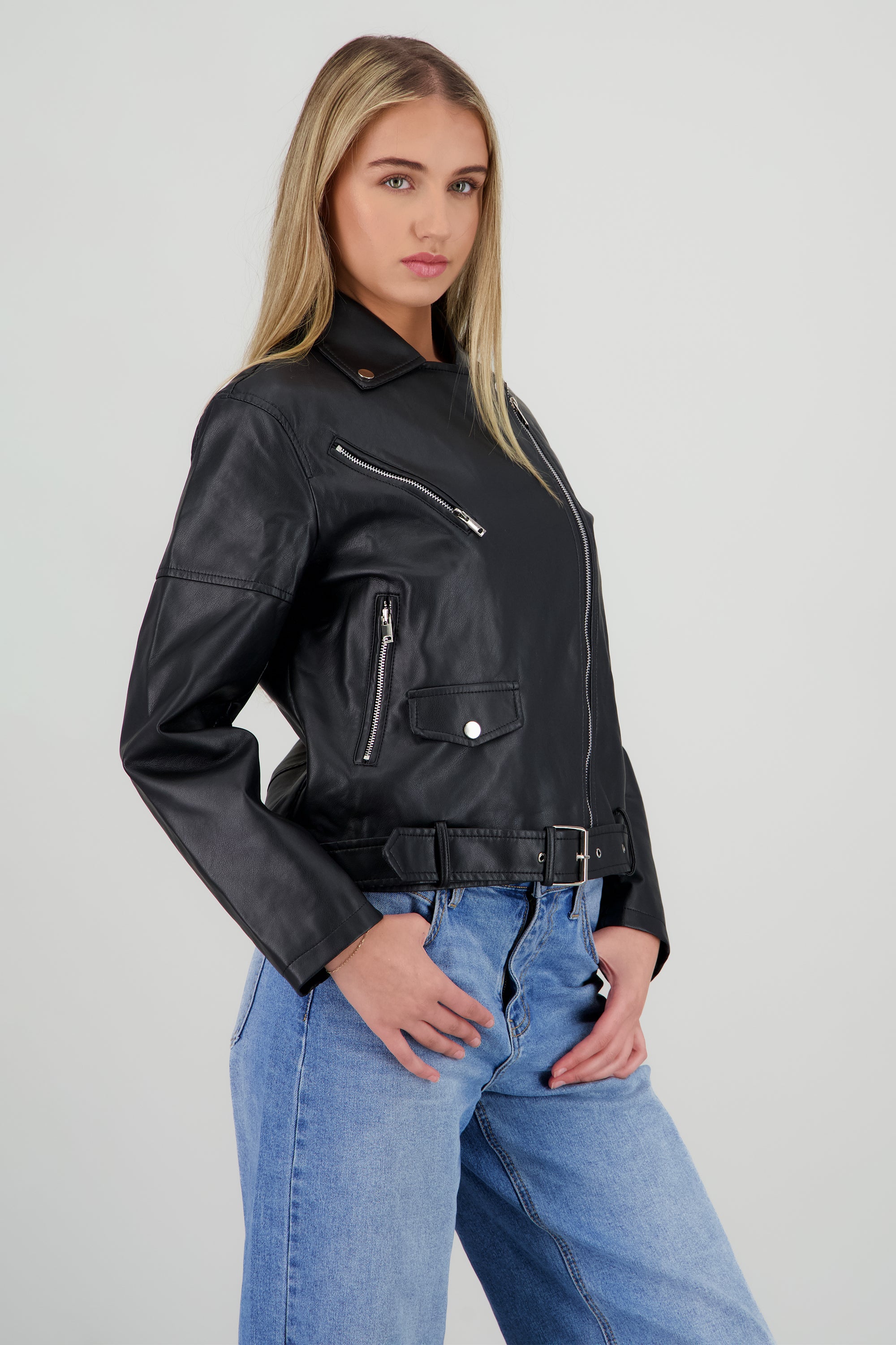 Biker oversize con herrajes contraste NEGRO