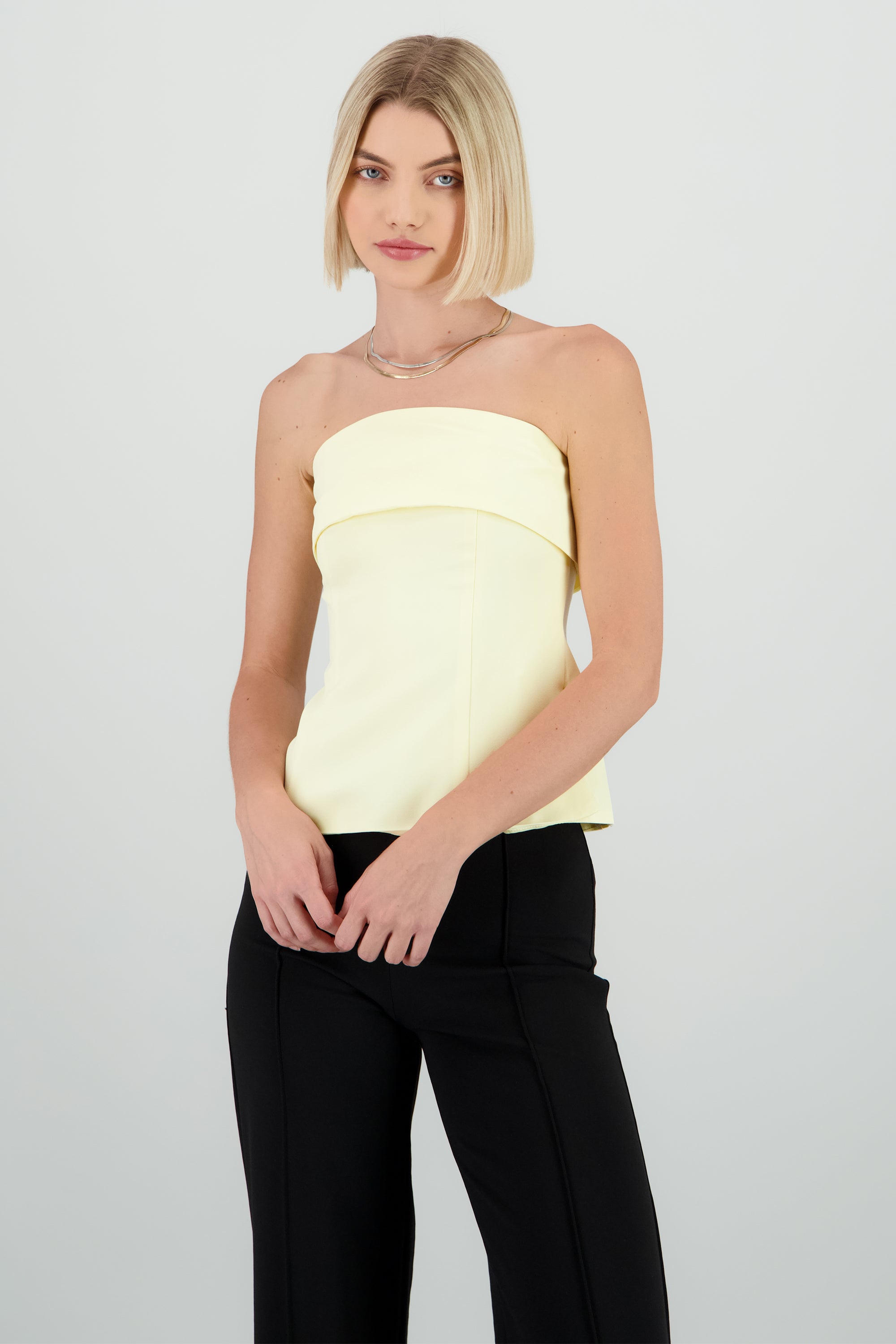 Top strapless con aberturas en los costados AMARILLO PASTEL