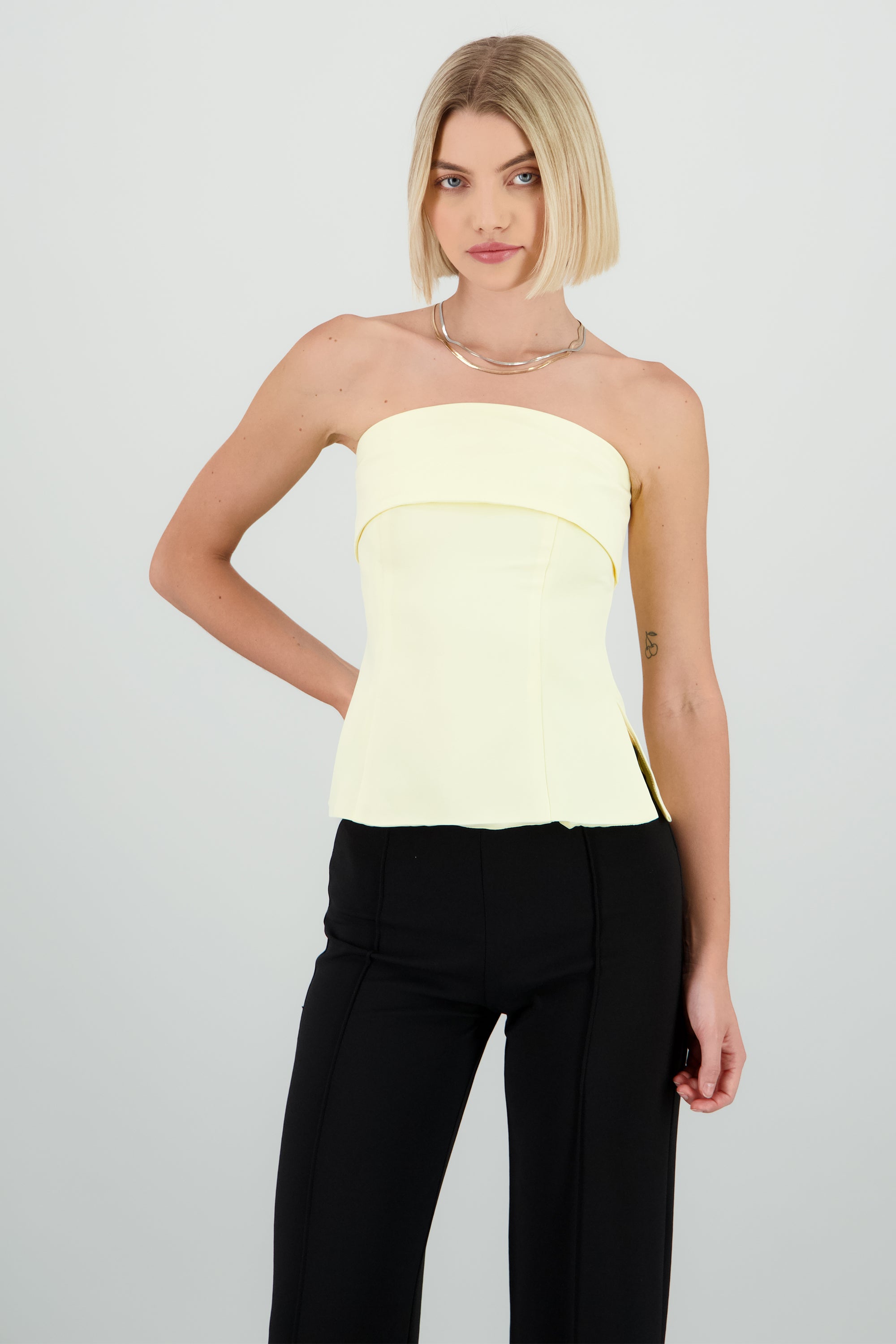 Top strapless con aberturas en los costados AMARILLO PASTEL
