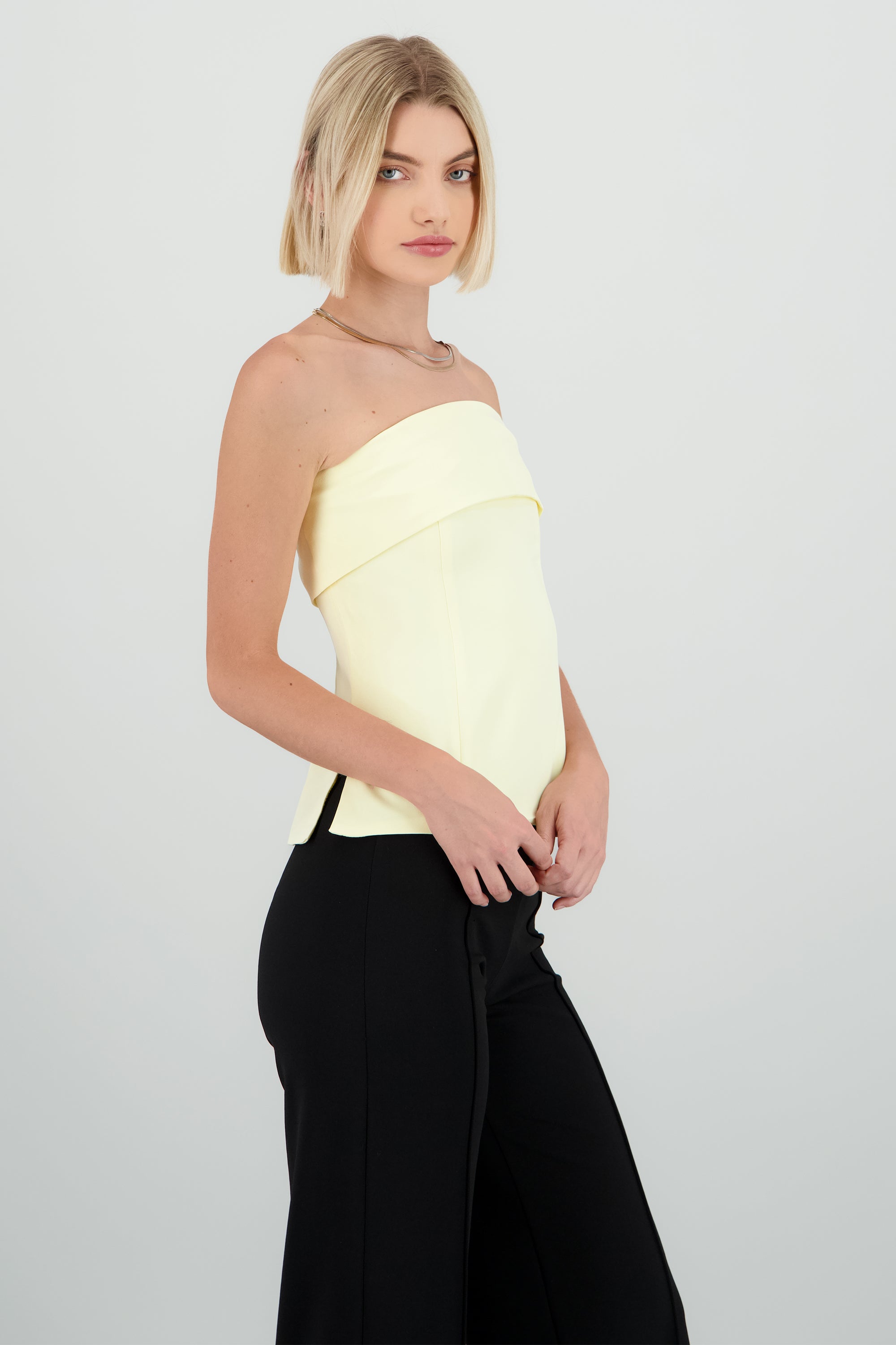 Top strapless con aberturas en los costados AMARILLO PASTEL