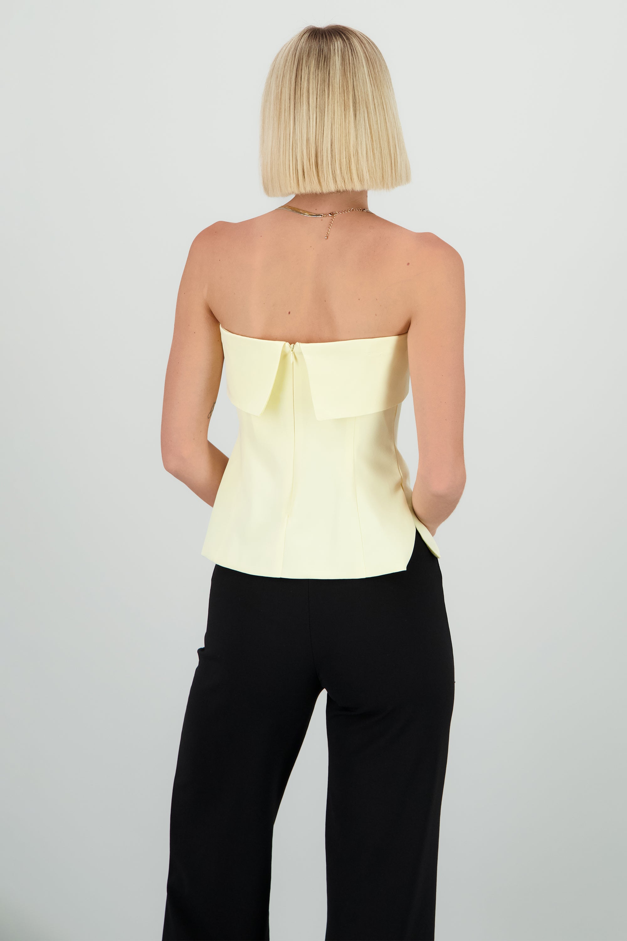 Top strapless con aberturas en los costados AMARILLO PASTEL