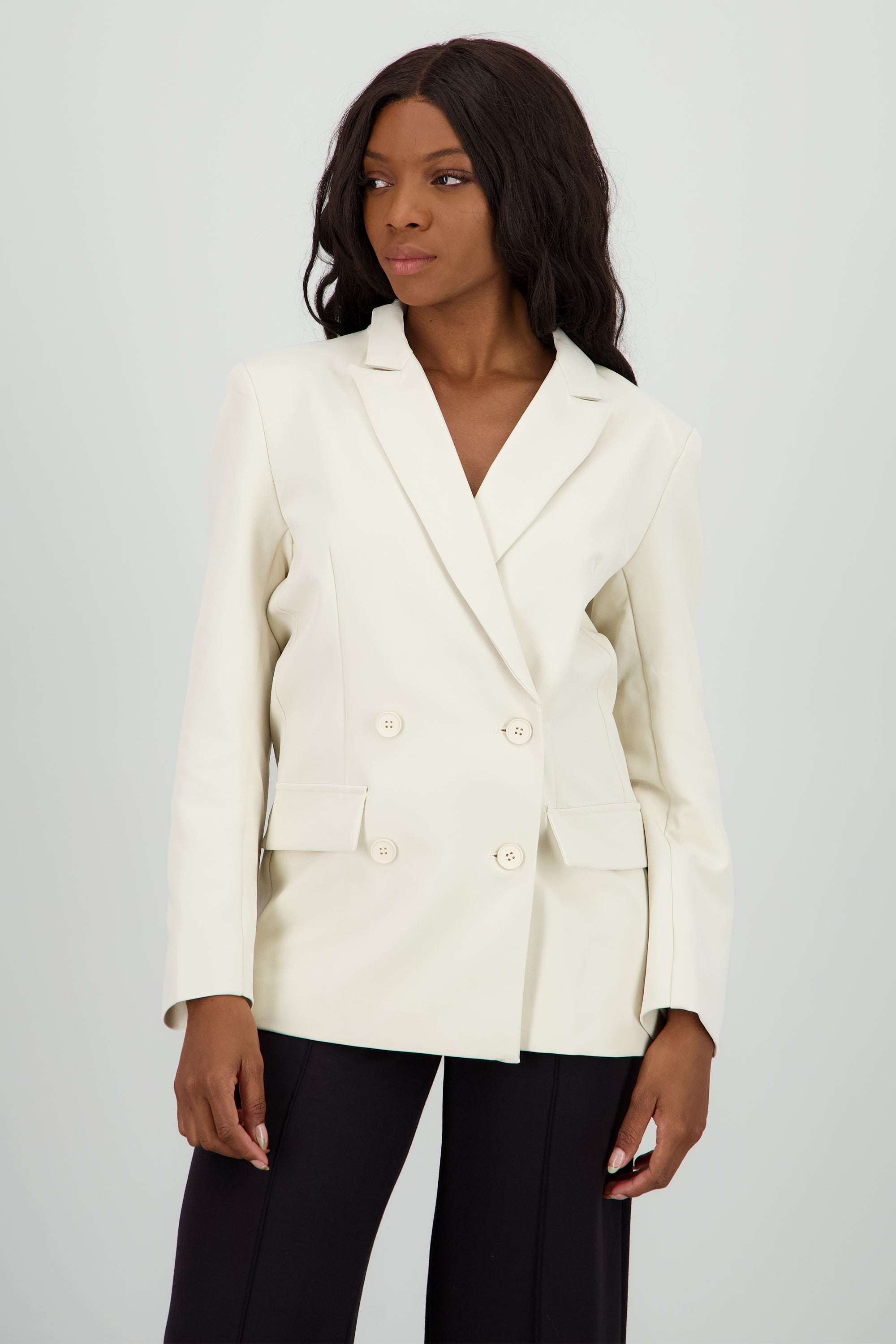 Saco oversized liso con estructura y botones CREMA