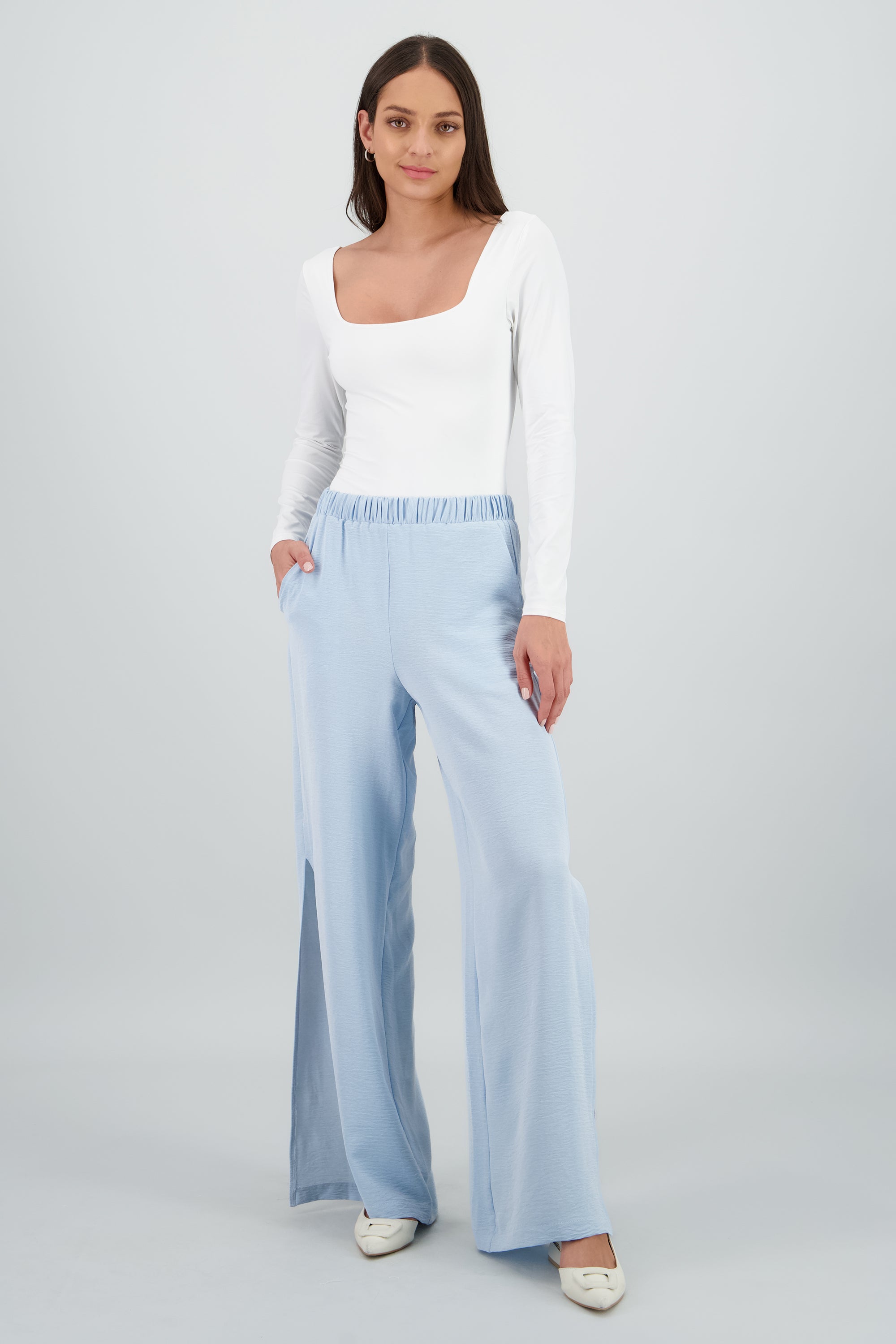 Pantalon fluido resorte detalle textura AZUL CIELO