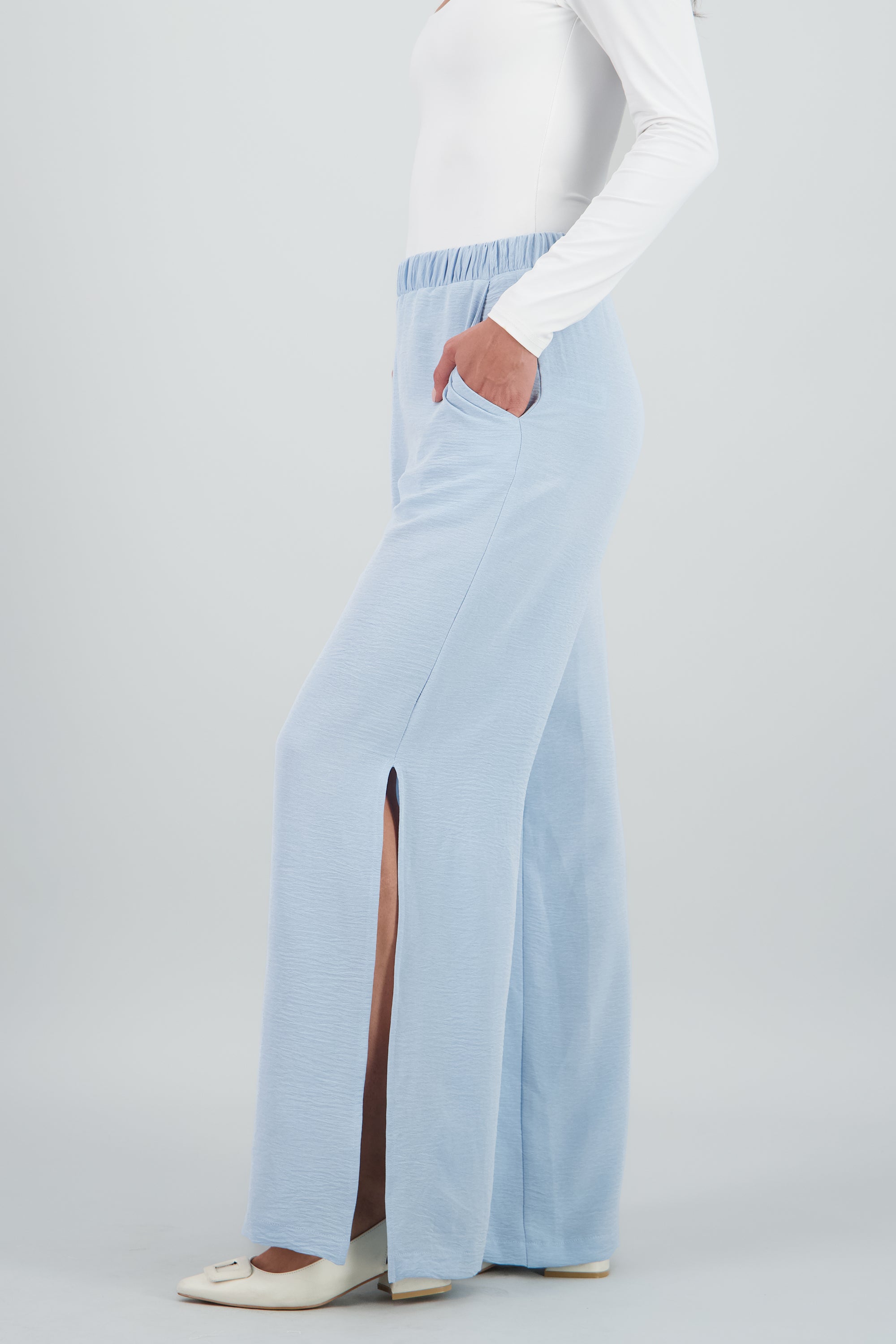 Pantalon fluido resorte detalle textura AZUL CIELO