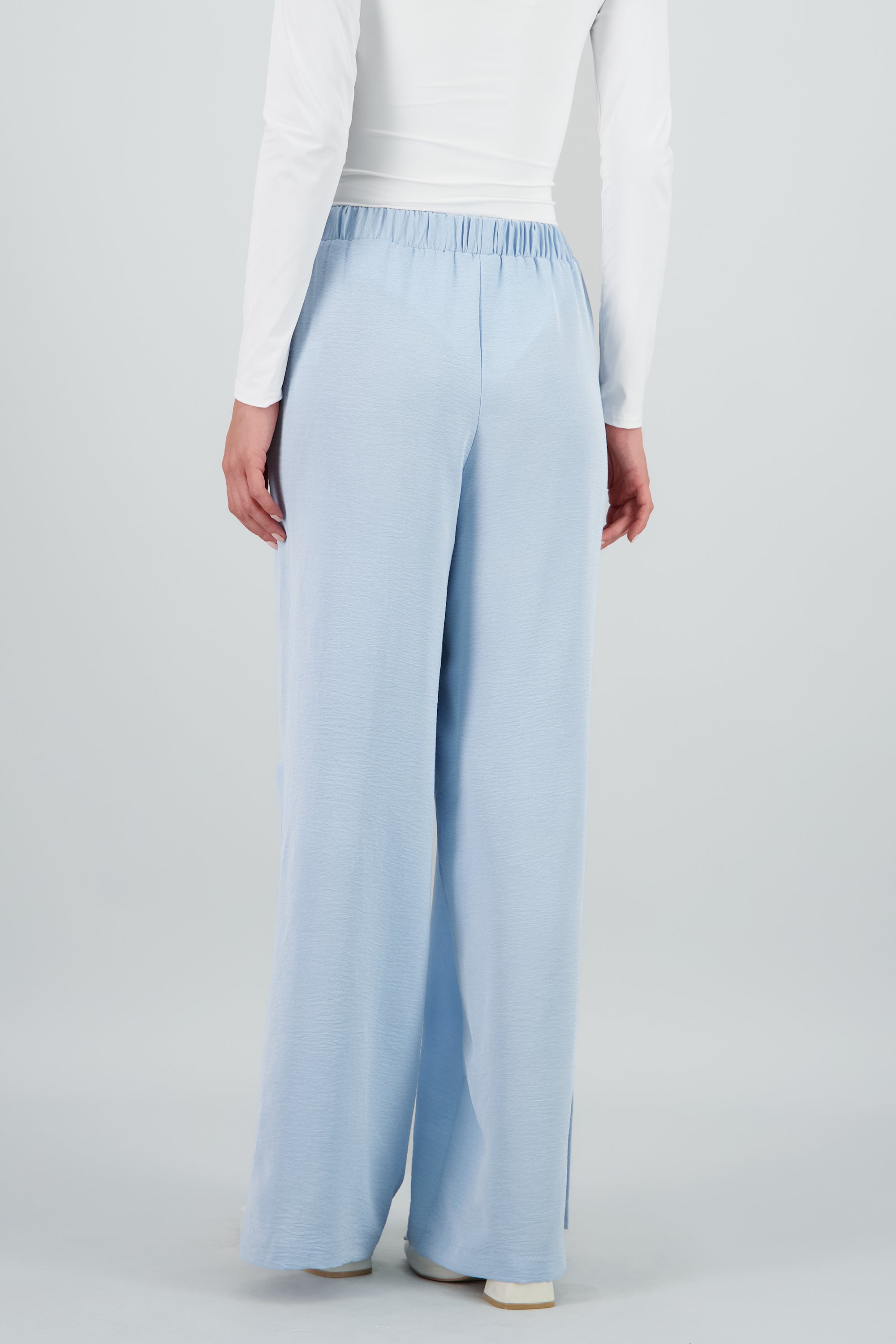 Pantalon fluido resorte detalle textura AZUL CIELO