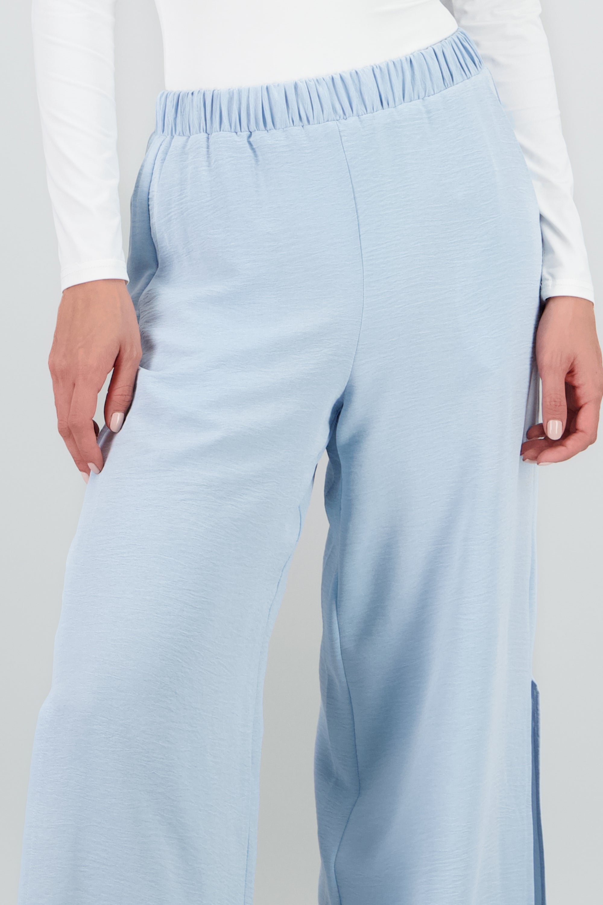 Pantalon fluido resorte detalle textura AZUL CIELO