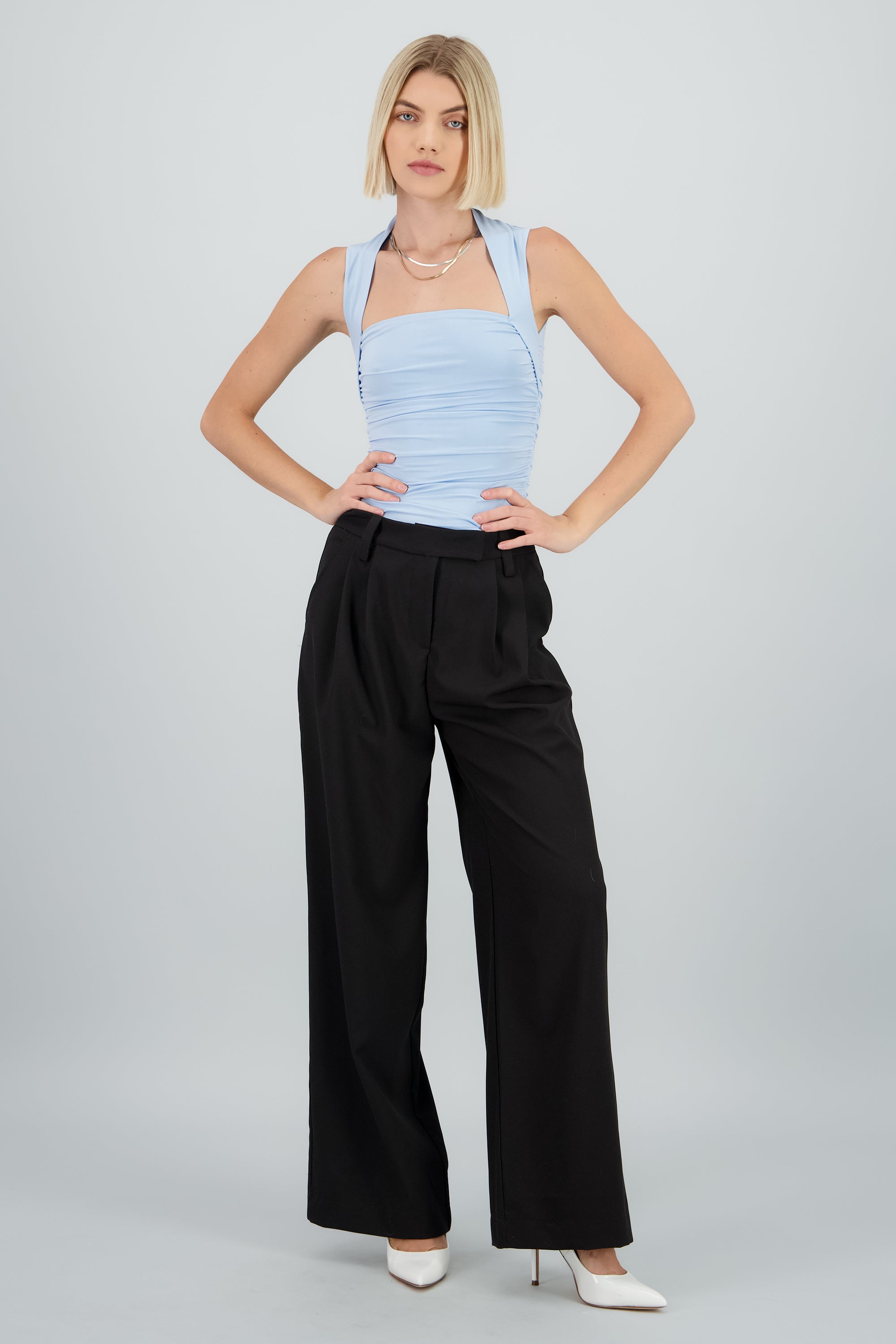 Pantalon amplio detalle pinzas NEGRO