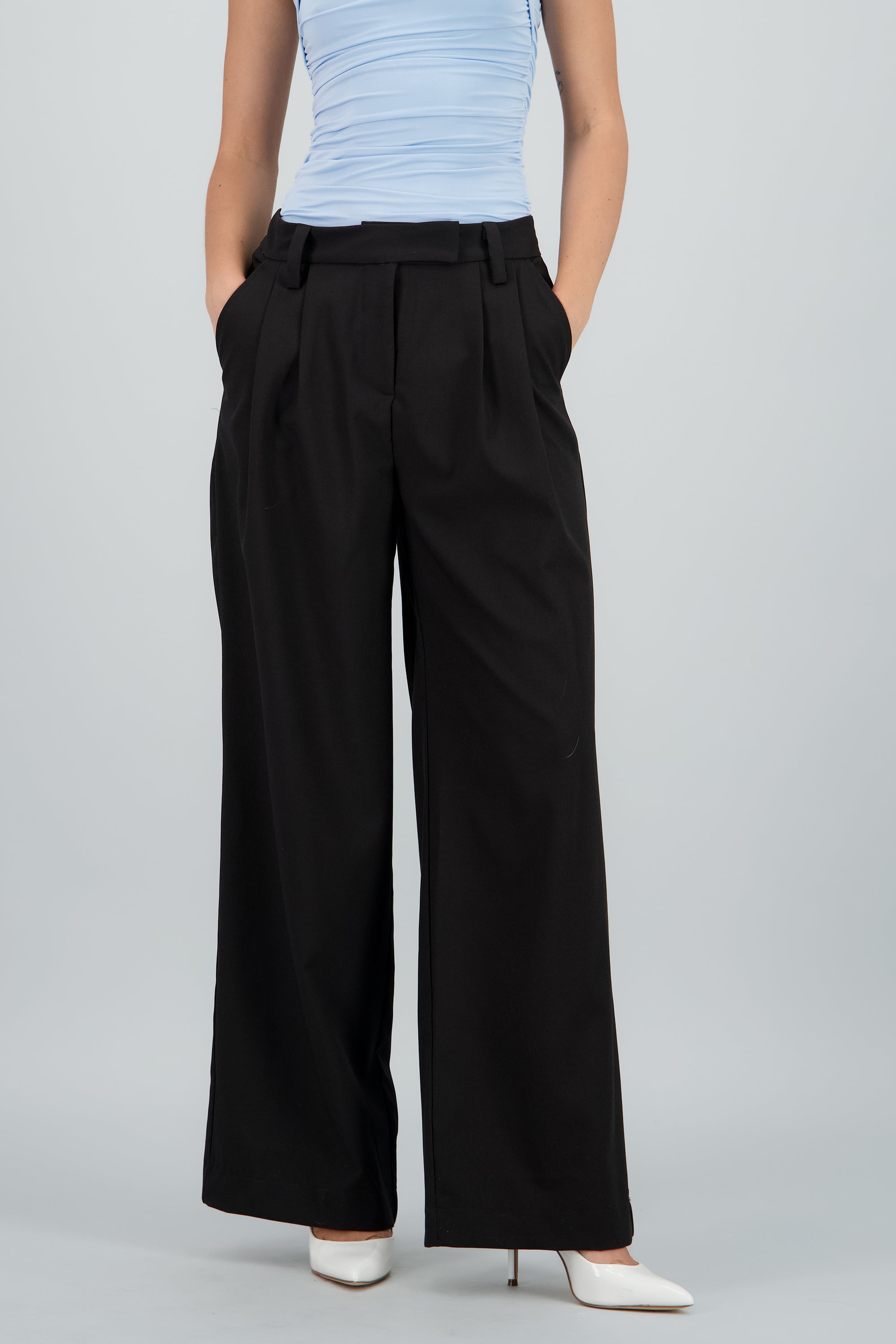 Pantalon amplio detalle pinzas NEGRO