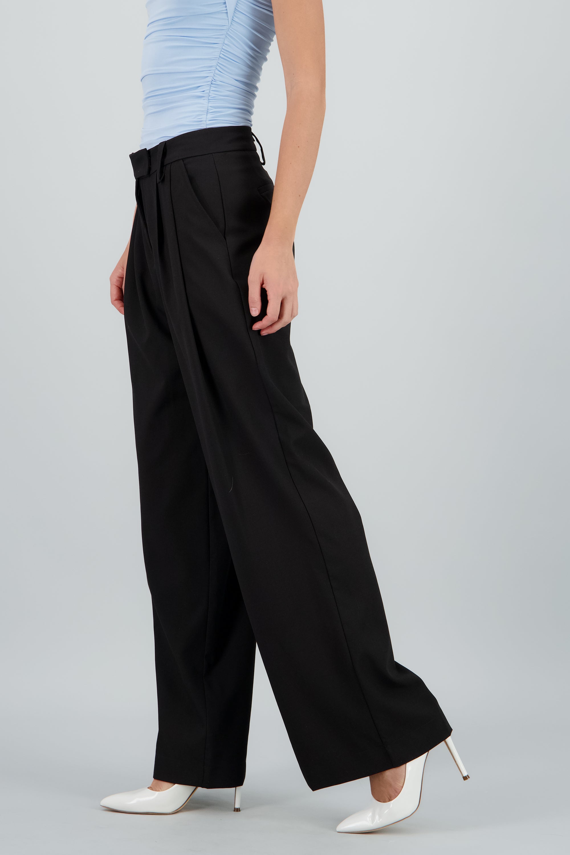 Pantalon amplio detalle pinzas NEGRO