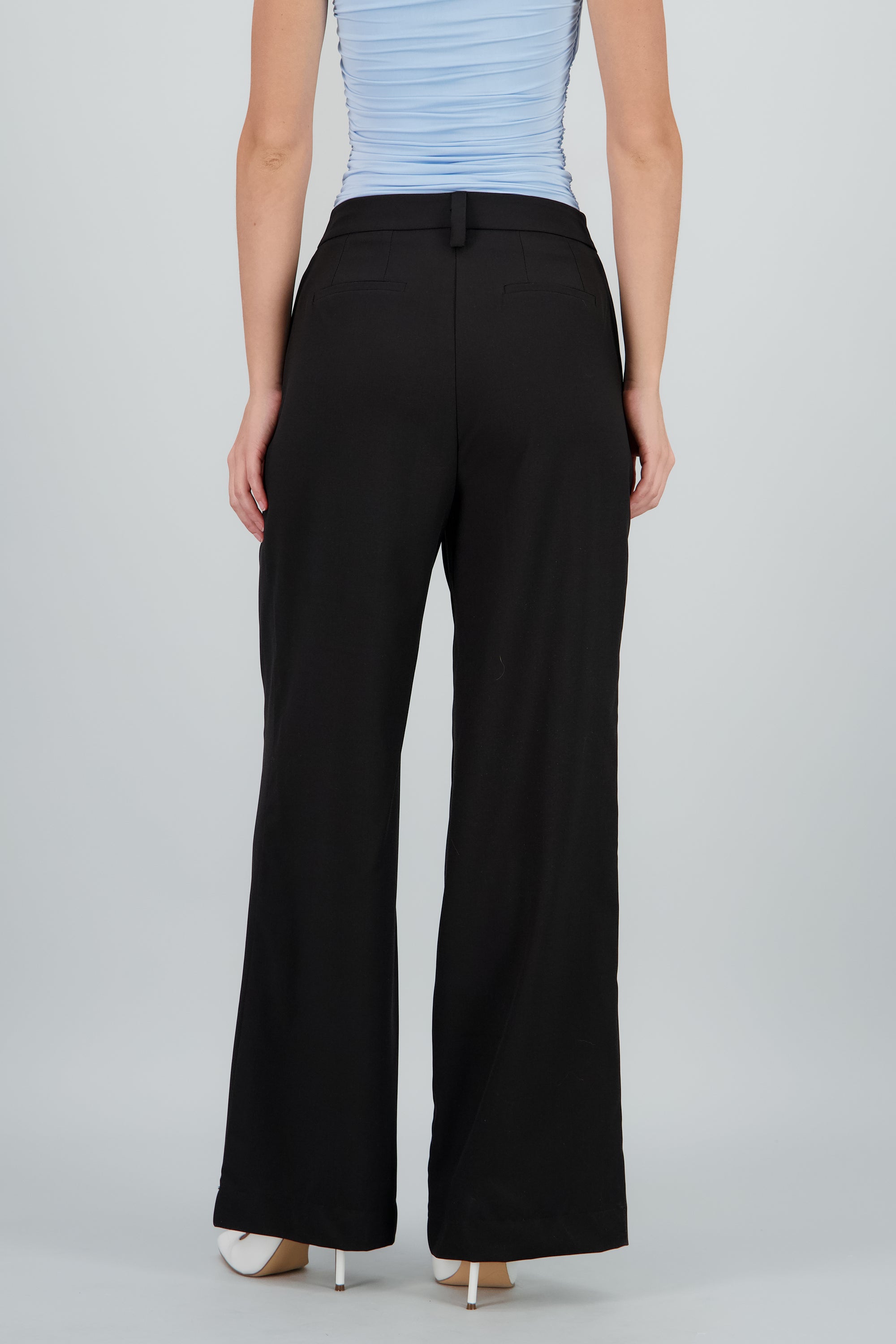 Pantalon amplio detalle pinzas NEGRO