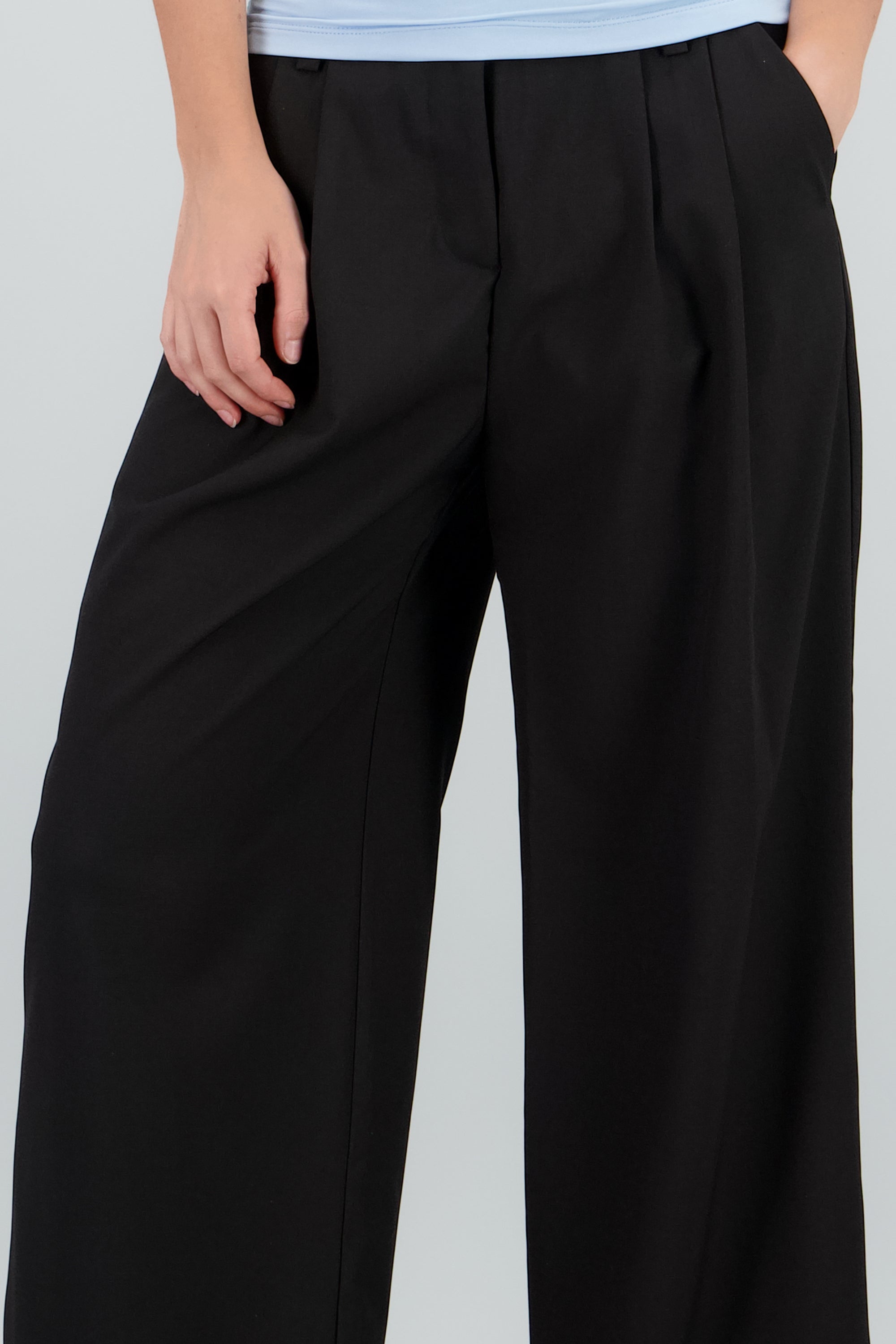 Pantalon amplio detalle pinzas NEGRO