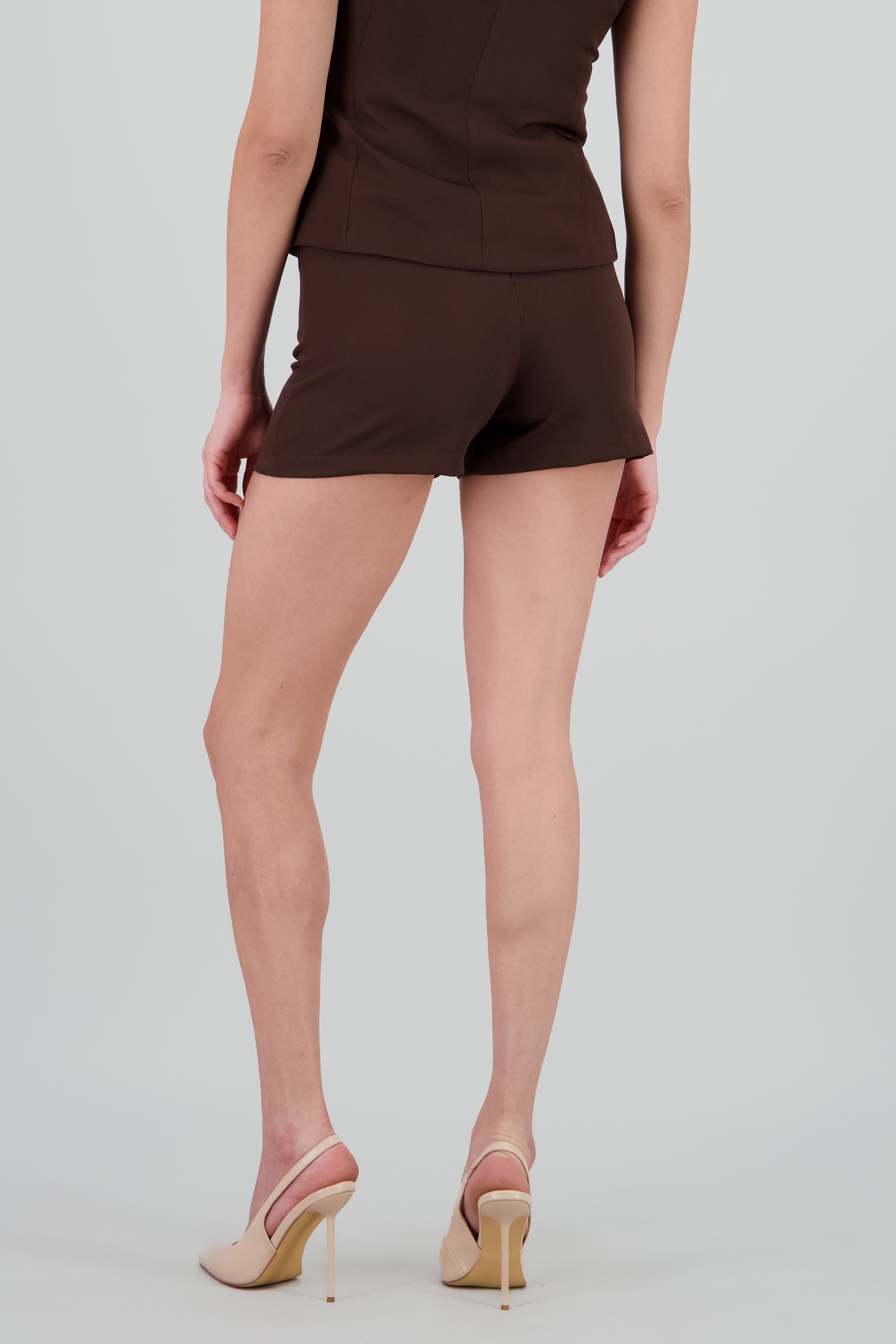 Shorts tiro alto pinzas CHOCOLATE