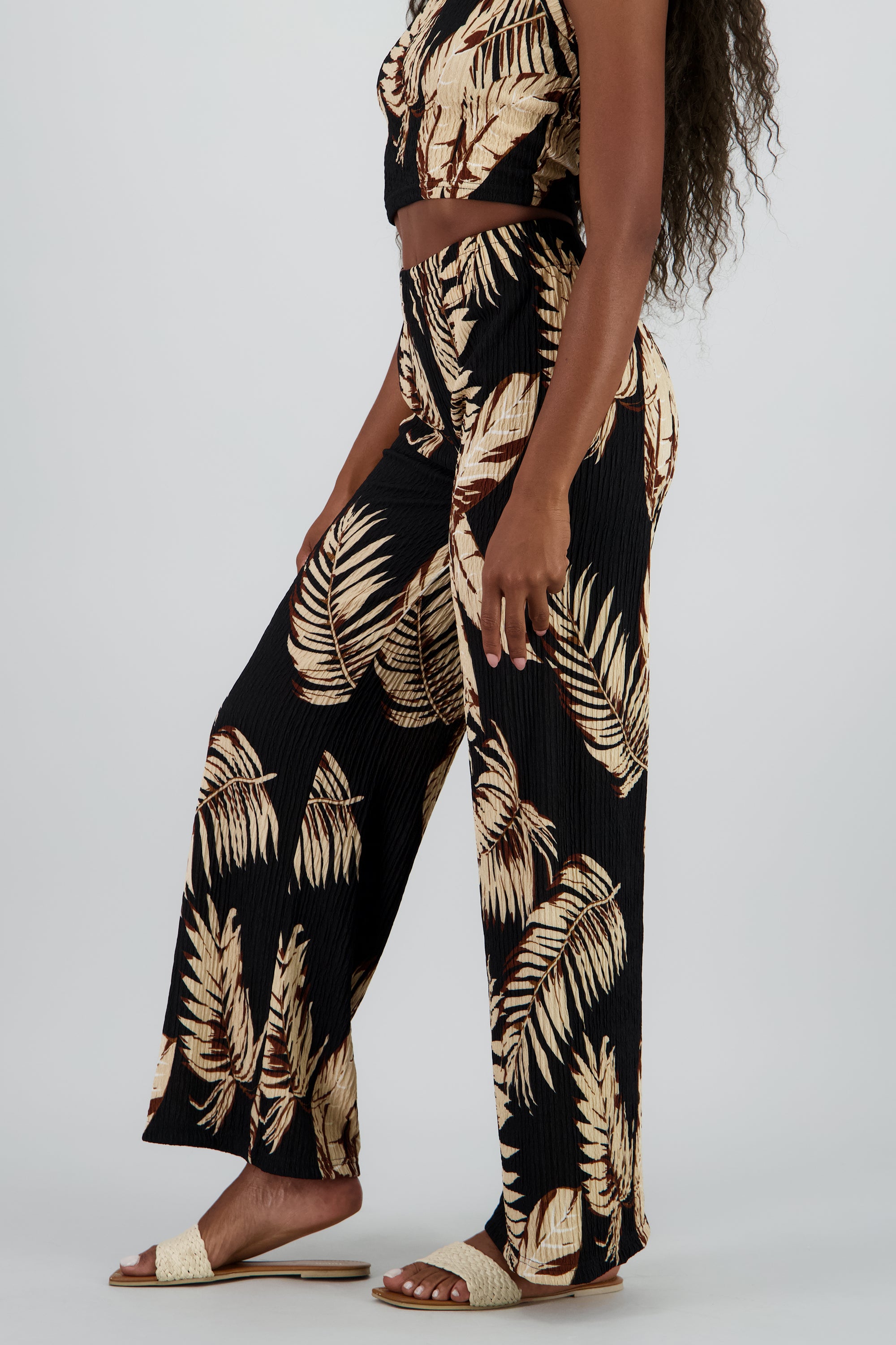 Pantalon con estampado tropical NEGRO COMBO