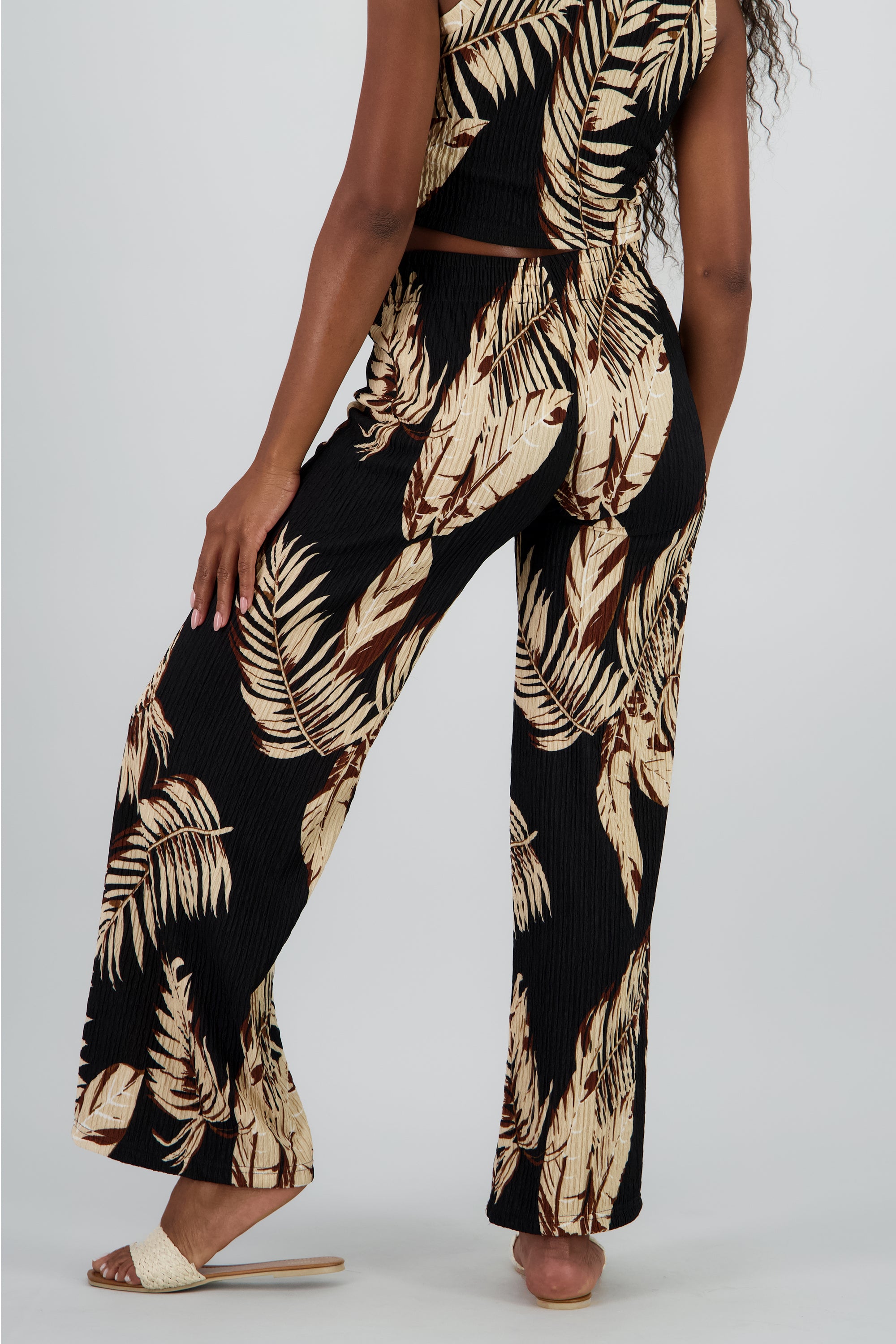 Pantalon con estampado tropical NEGRO COMBO