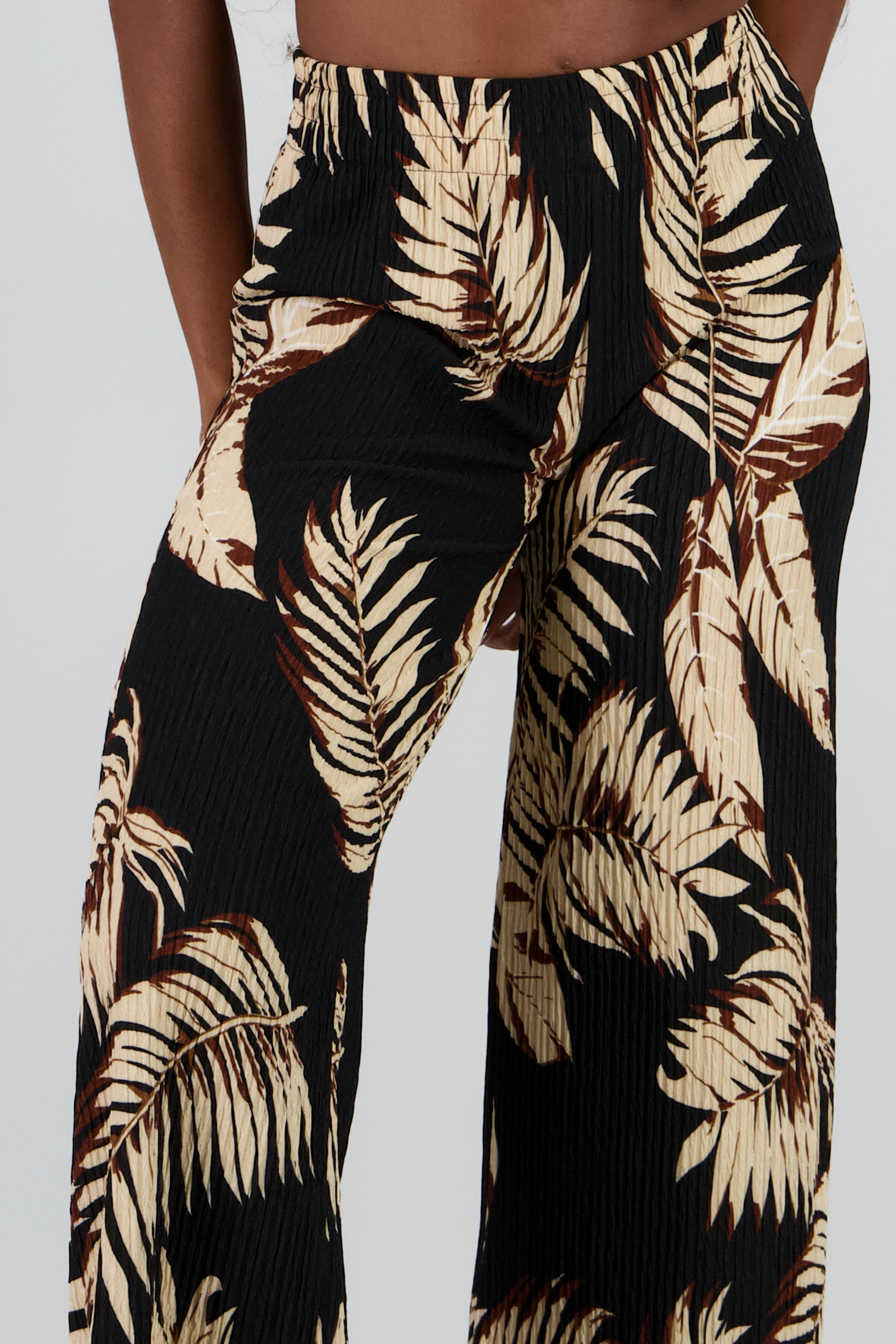 Pantalon con estampado tropical NEGRO COMBO