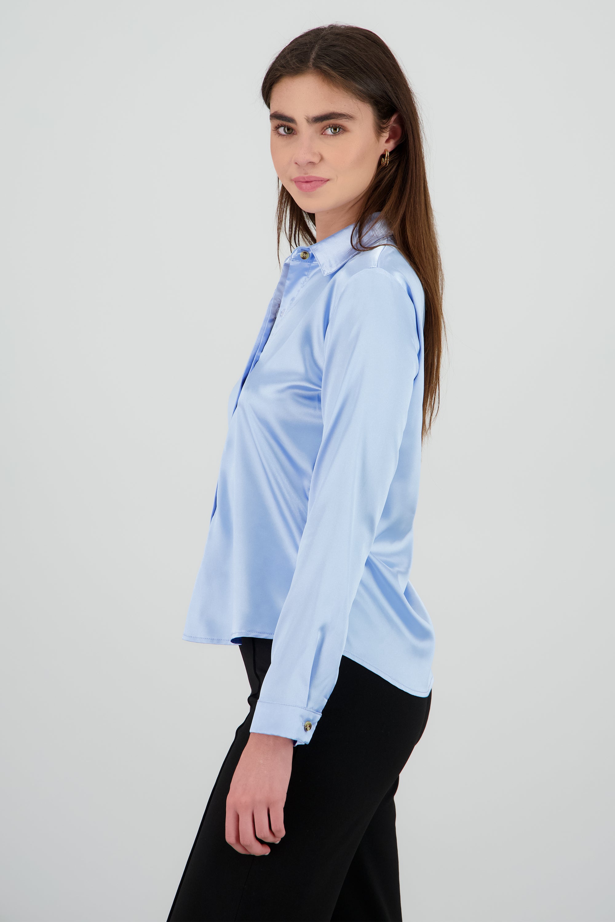 Camisa manga larga cuello detalle satinado AZUL PASTEL