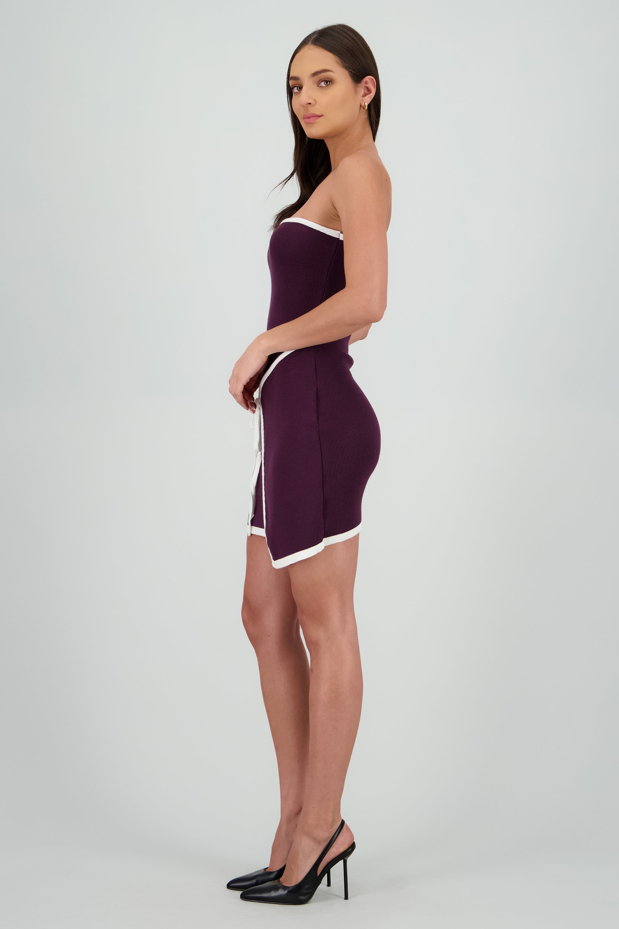 Vestido strapless detalle contraste lazo CIRUELA