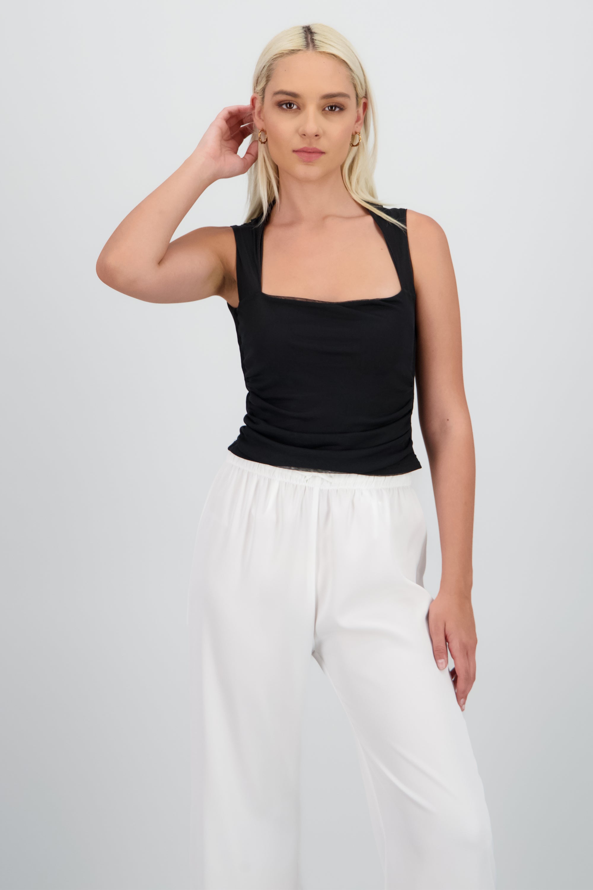 Top crop sin manga mesh NEGRO