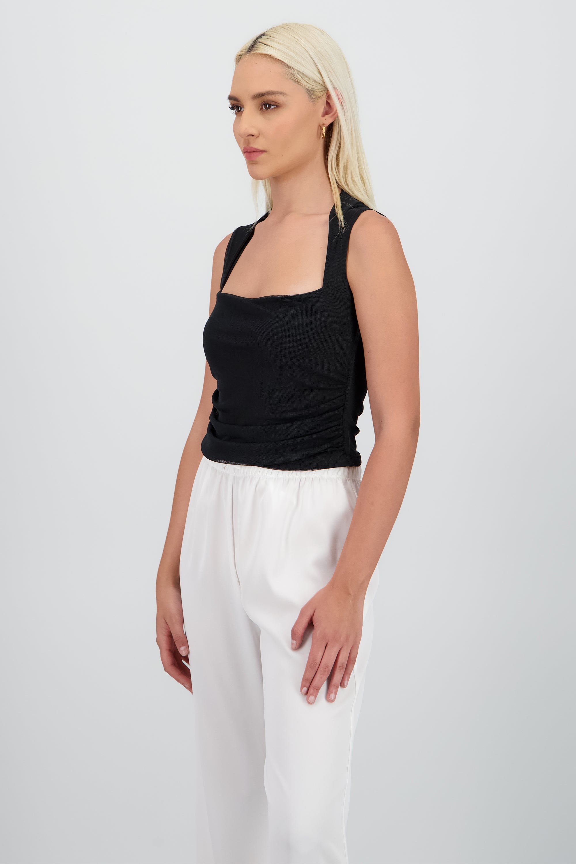 Top crop sin manga mesh NEGRO