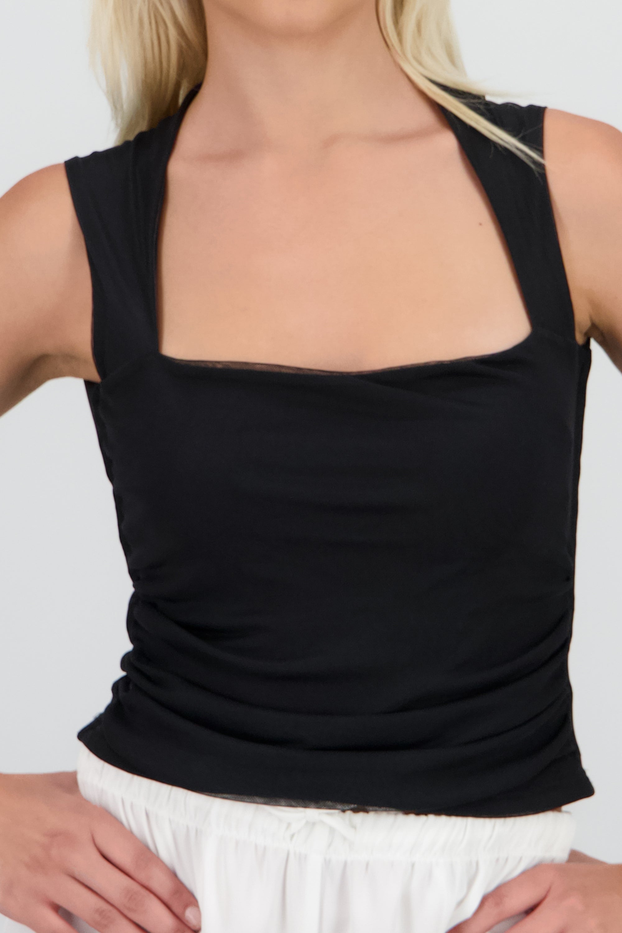 Top crop sin manga mesh NEGRO