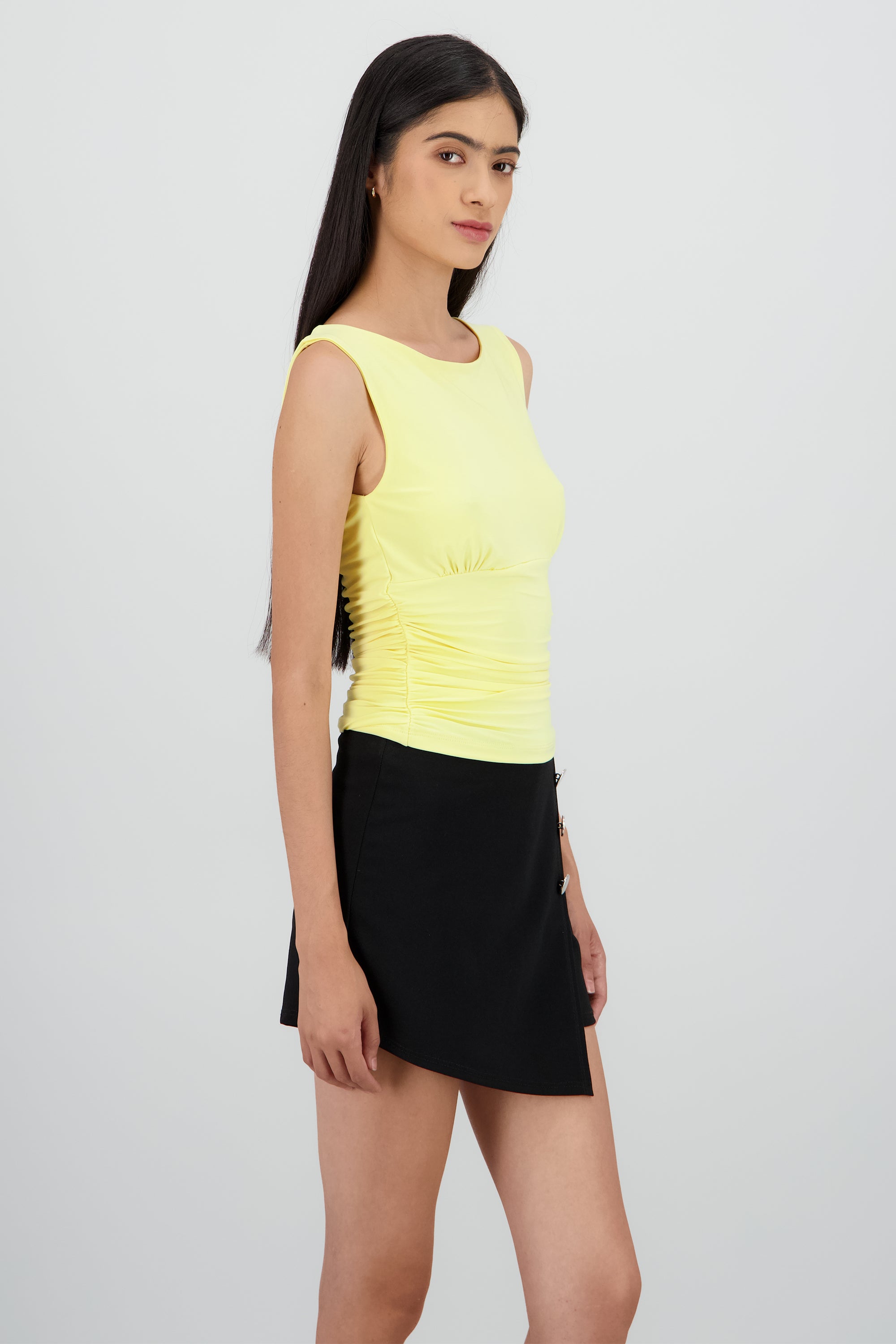 Blusa sin mangas cuello redondo frunces lateral AMARILLO PASTEL