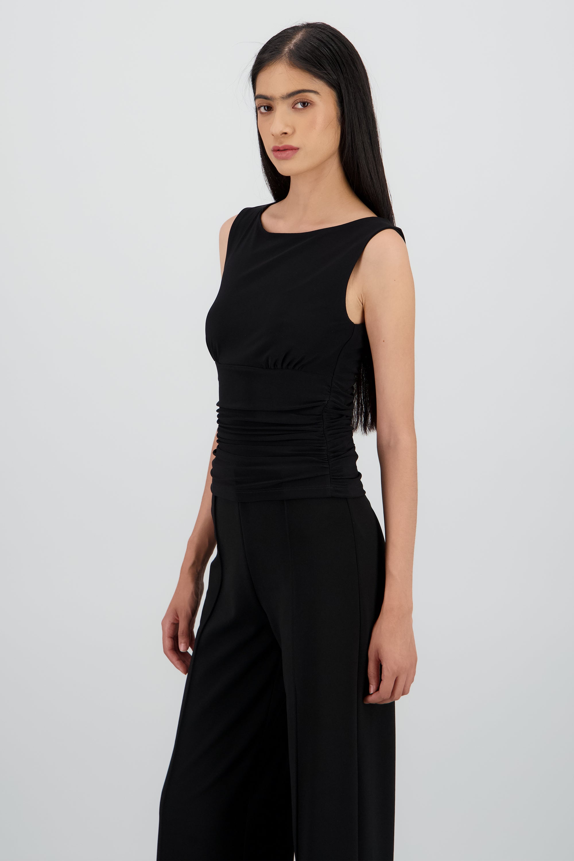 Blusa sin mangas cuello redondo frunces lateral NEGRO