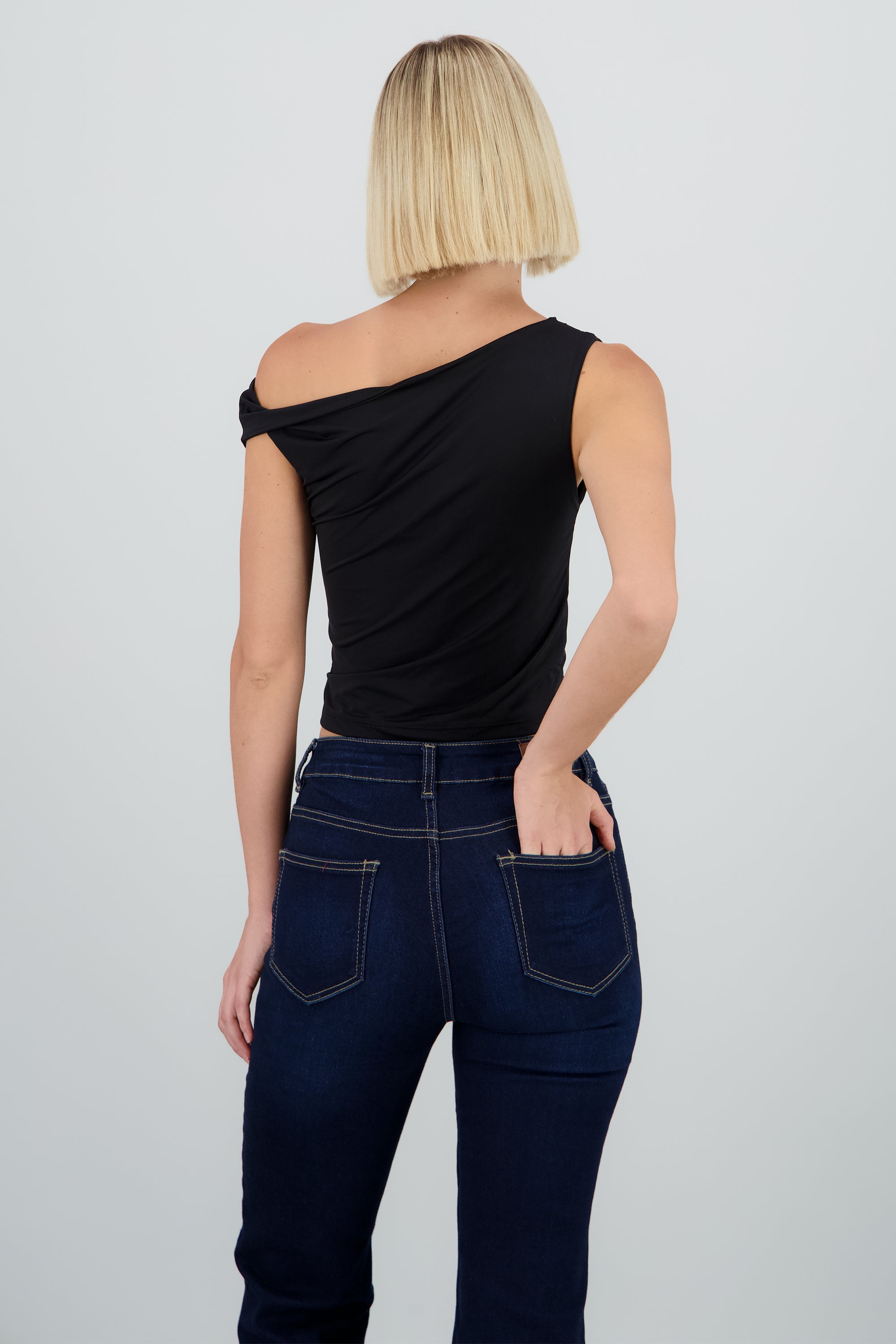 Top detalle tirante volteado licra tacto suave NEGRO