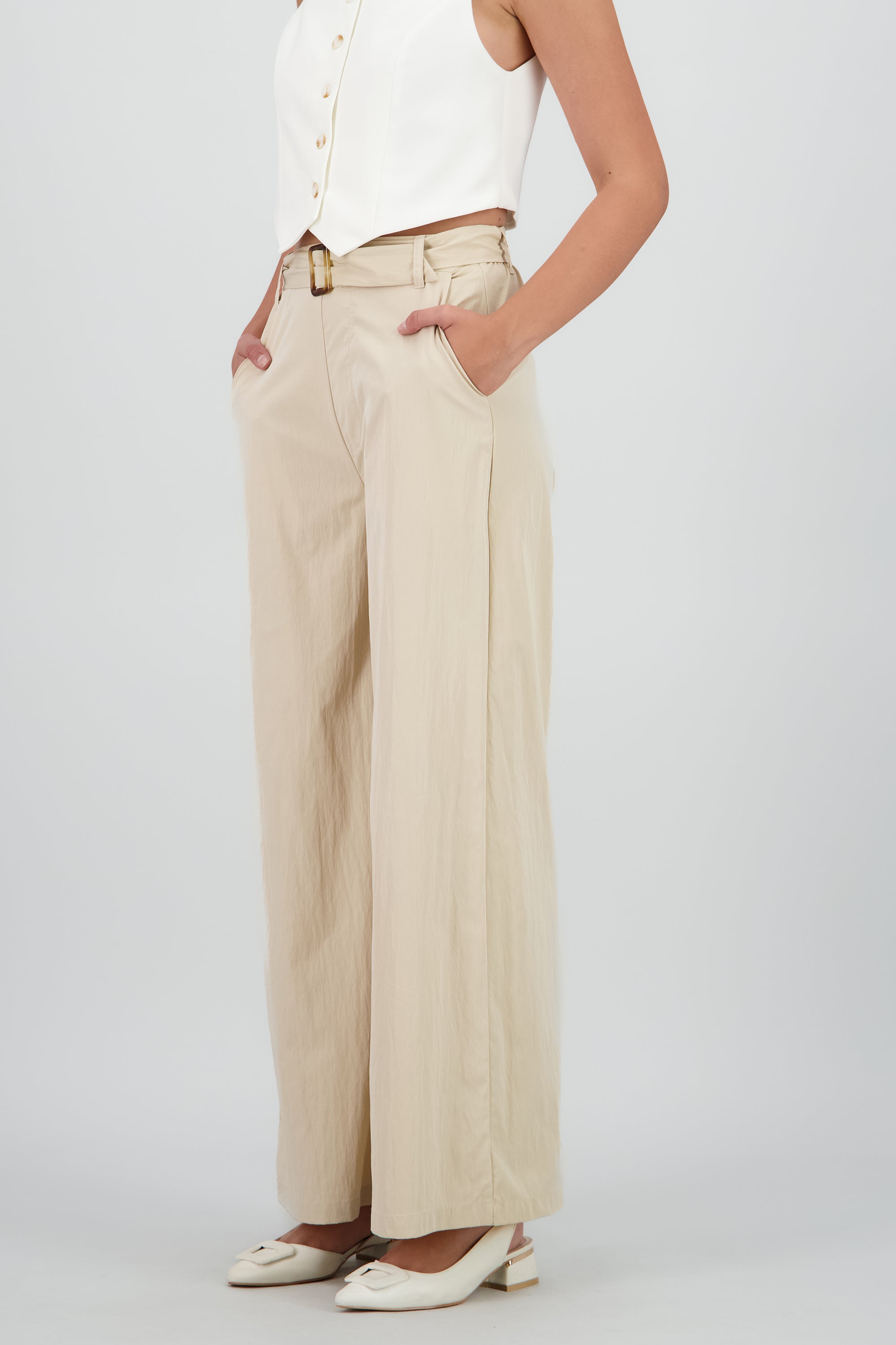 Pantalon fluido pinzas detalle cinturon ARENA