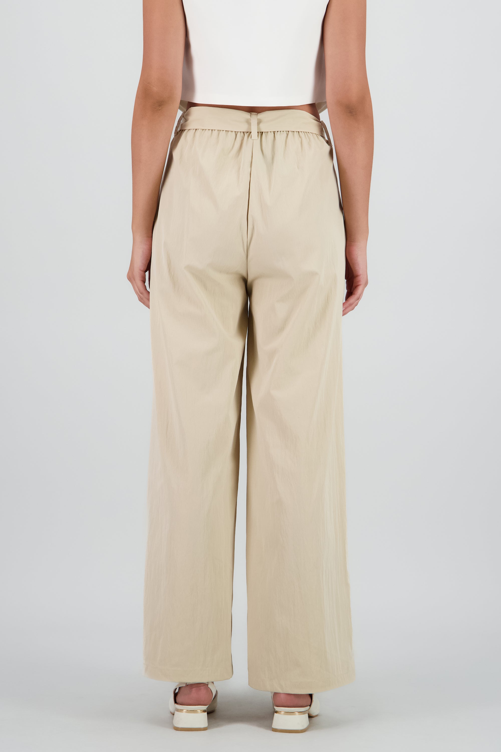 Pantalon fluido pinzas detalle cinturon ARENA