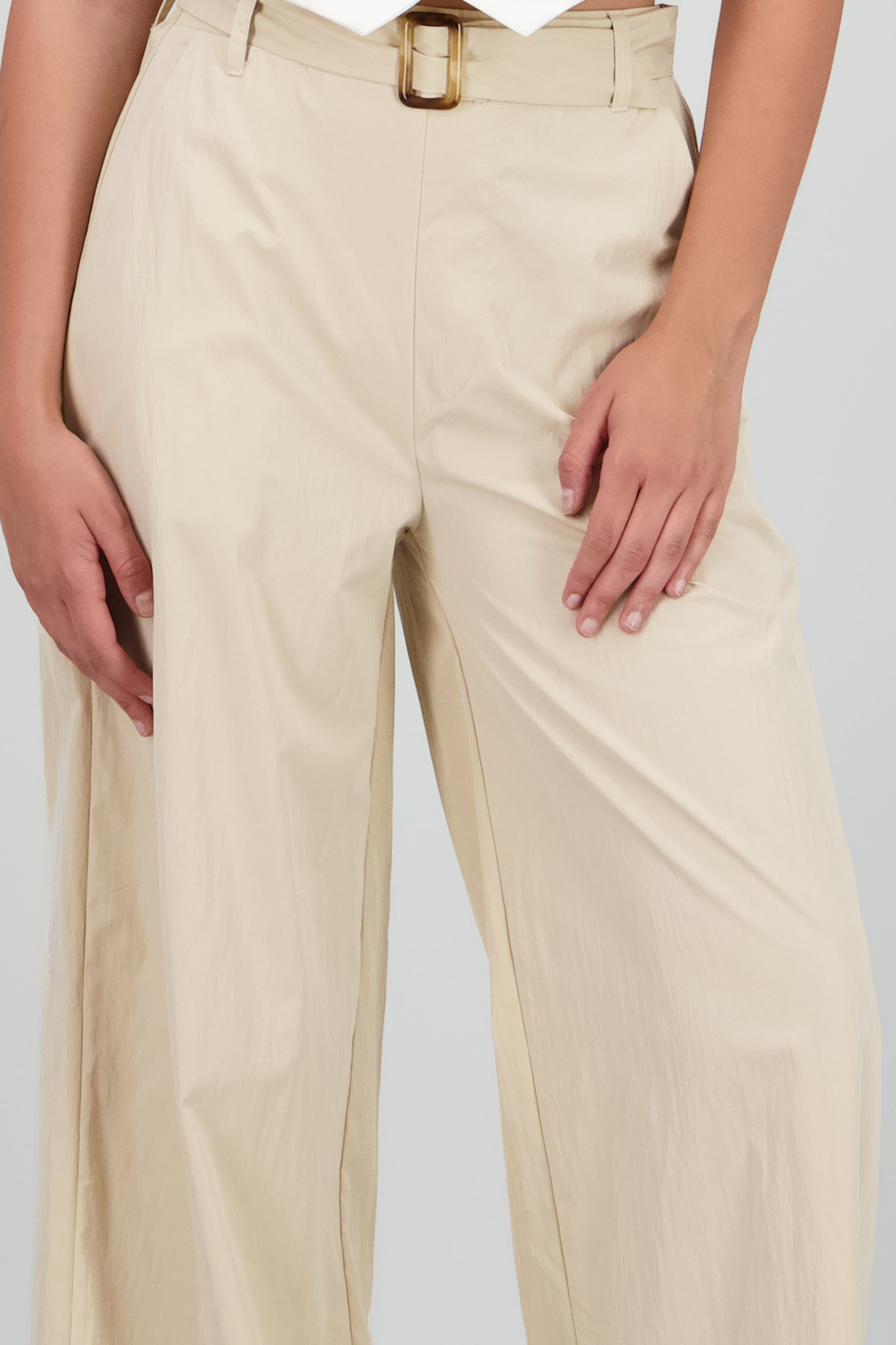Pantalon fluido pinzas detalle cinturon ARENA