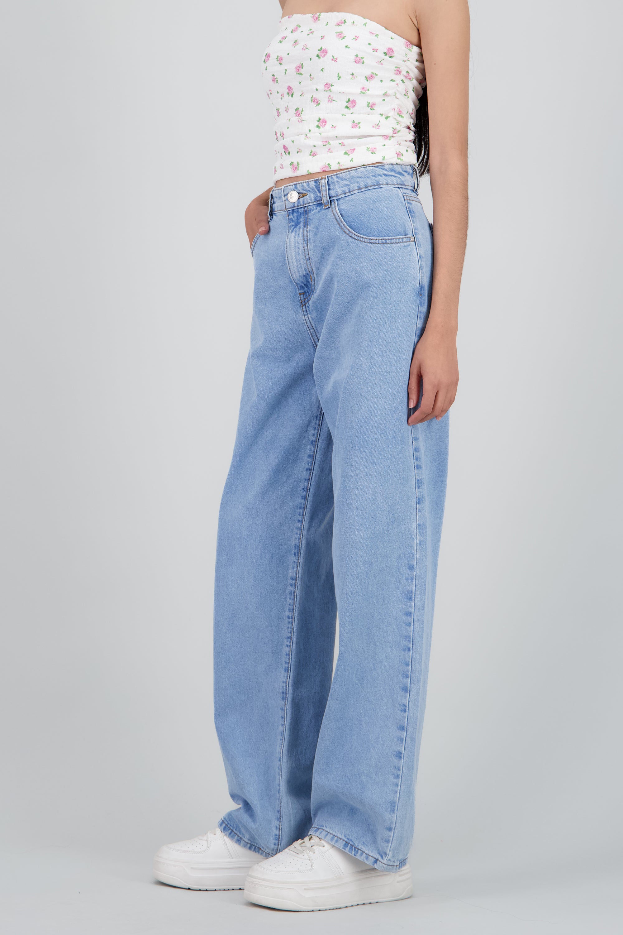 Jeans wide leg estrellas traseras LIGHT WASH
