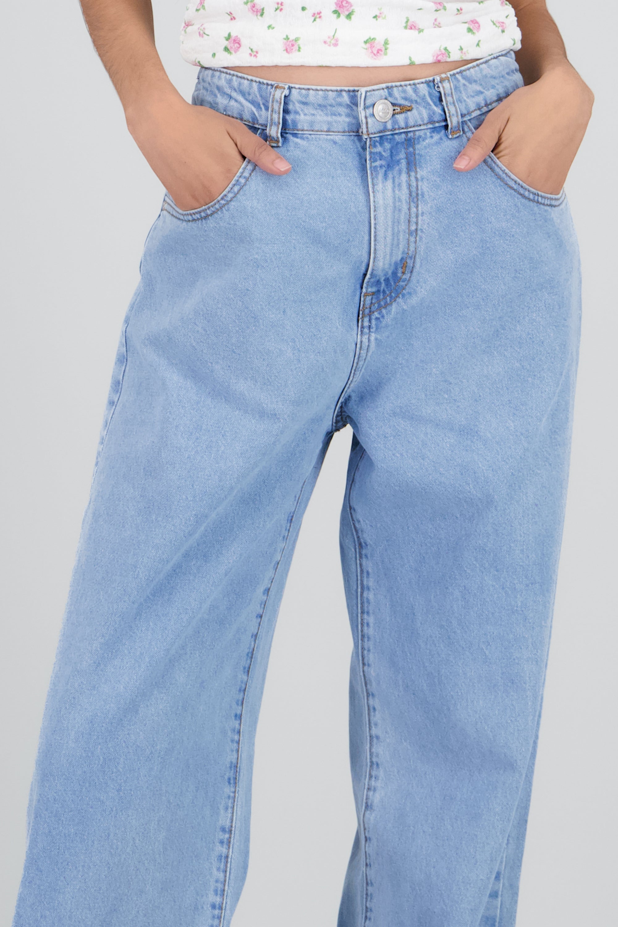 Jeans wide leg estrellas traseras LIGHT WASH