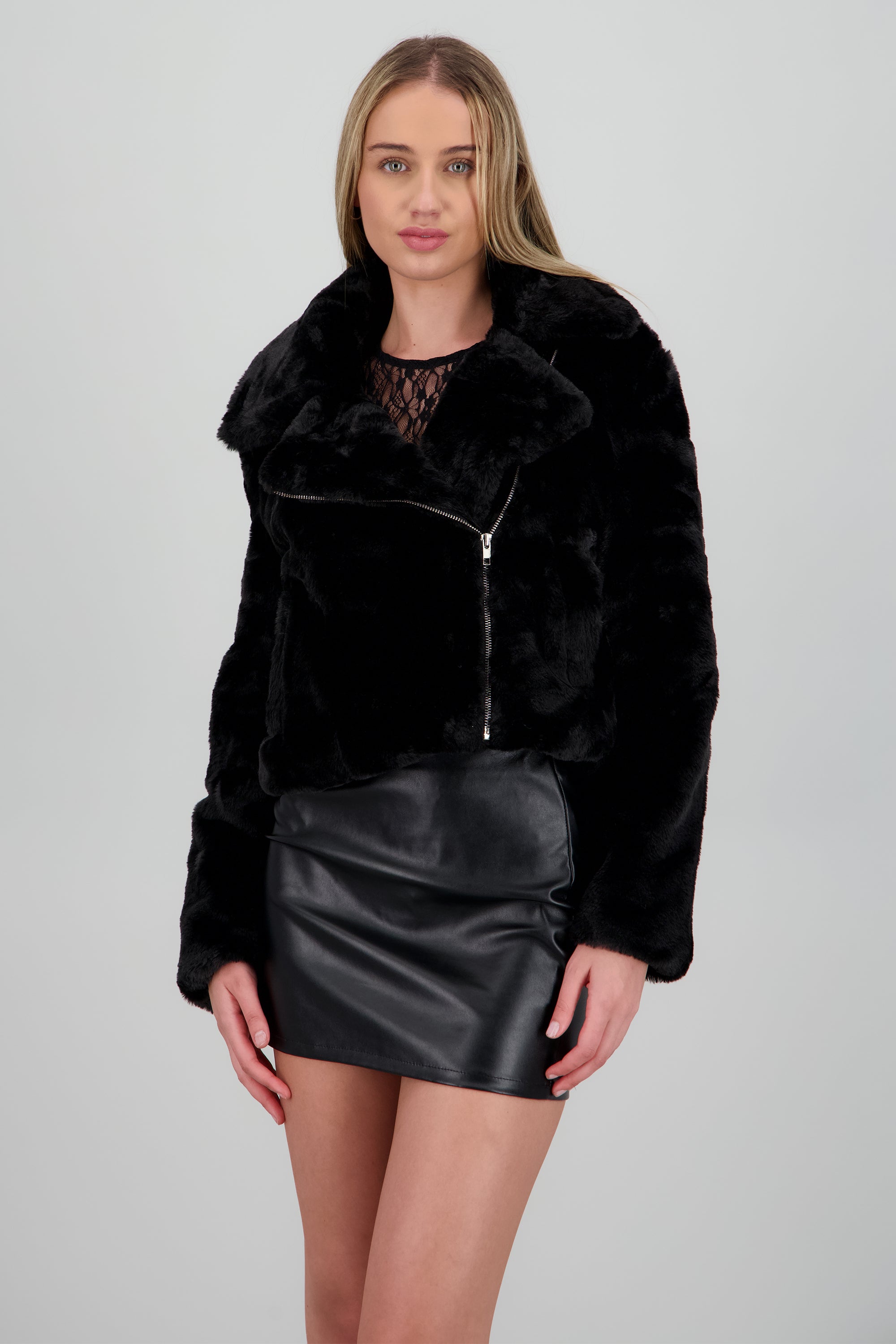 Chamarra peluche con solapa NEGRO