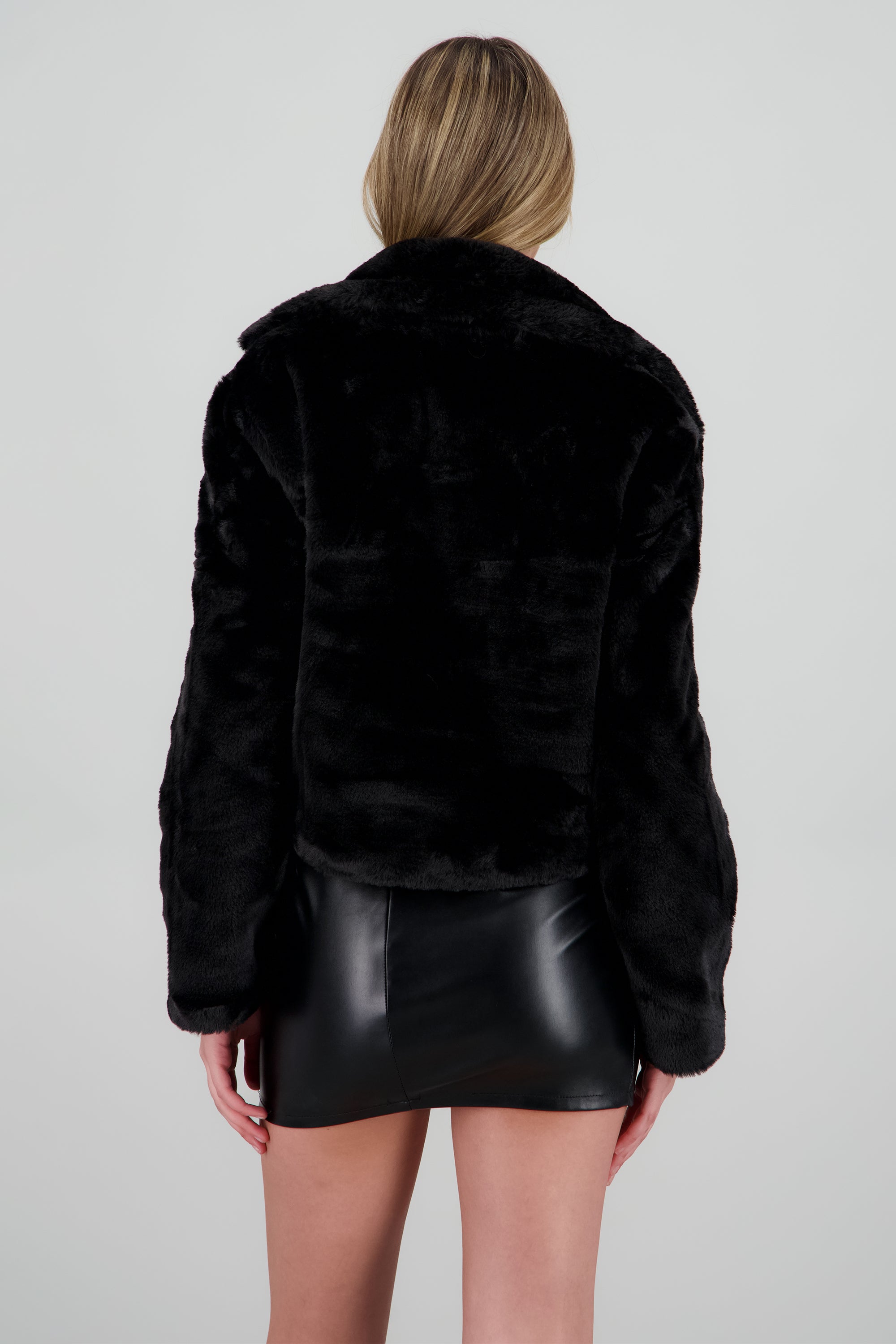 Chamarra peluche con solapa NEGRO