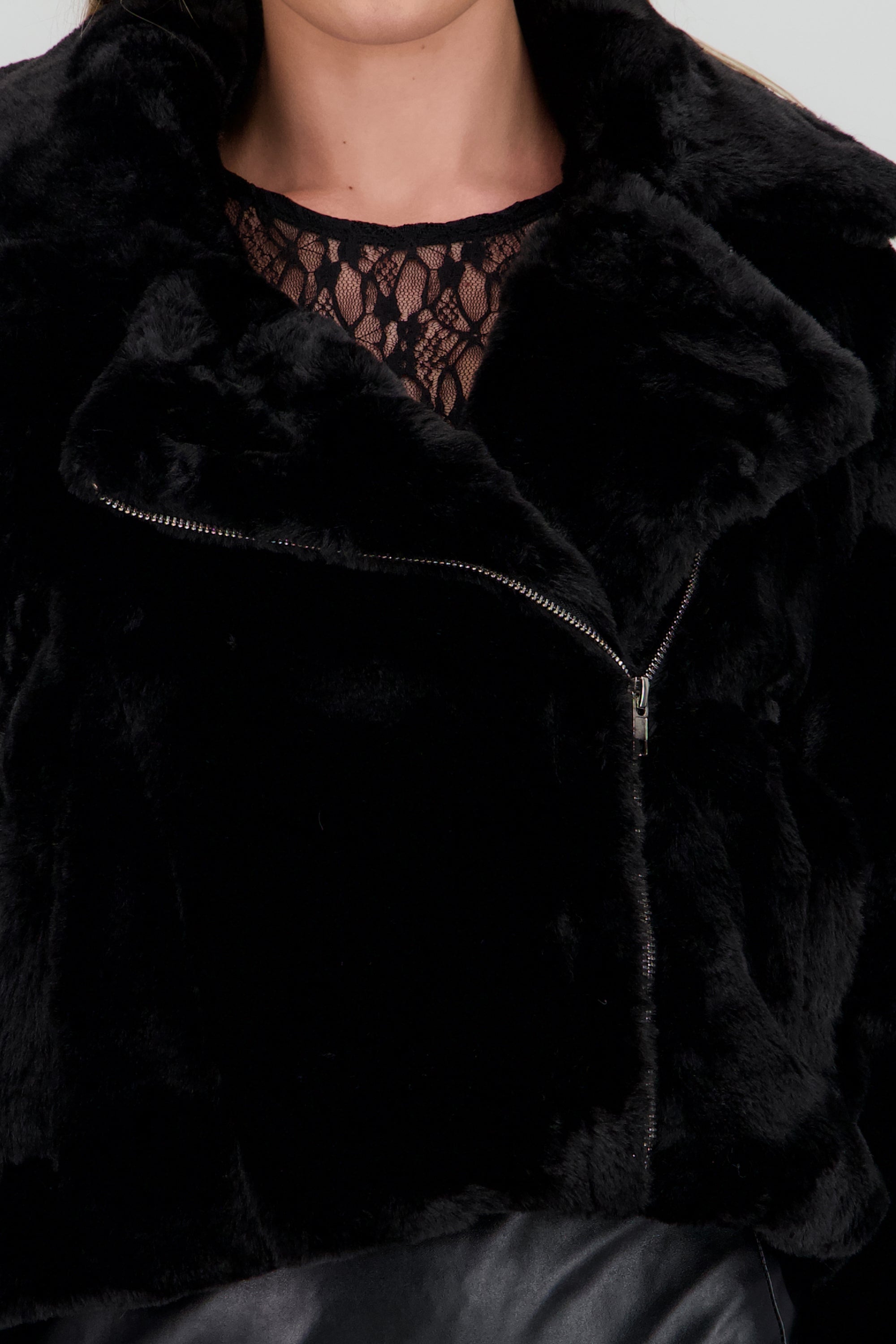 Chamarra peluche con solapa NEGRO