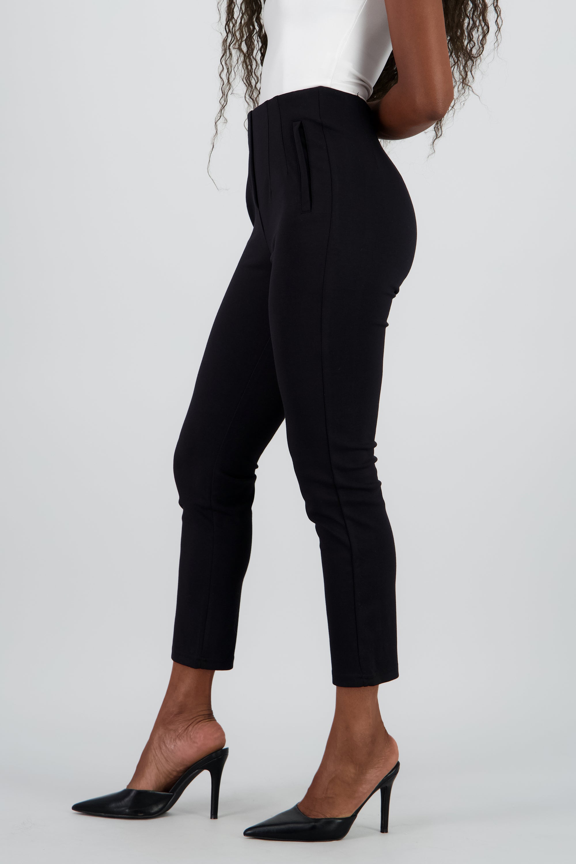 Pantalones ajustados con pinzas NEGRO