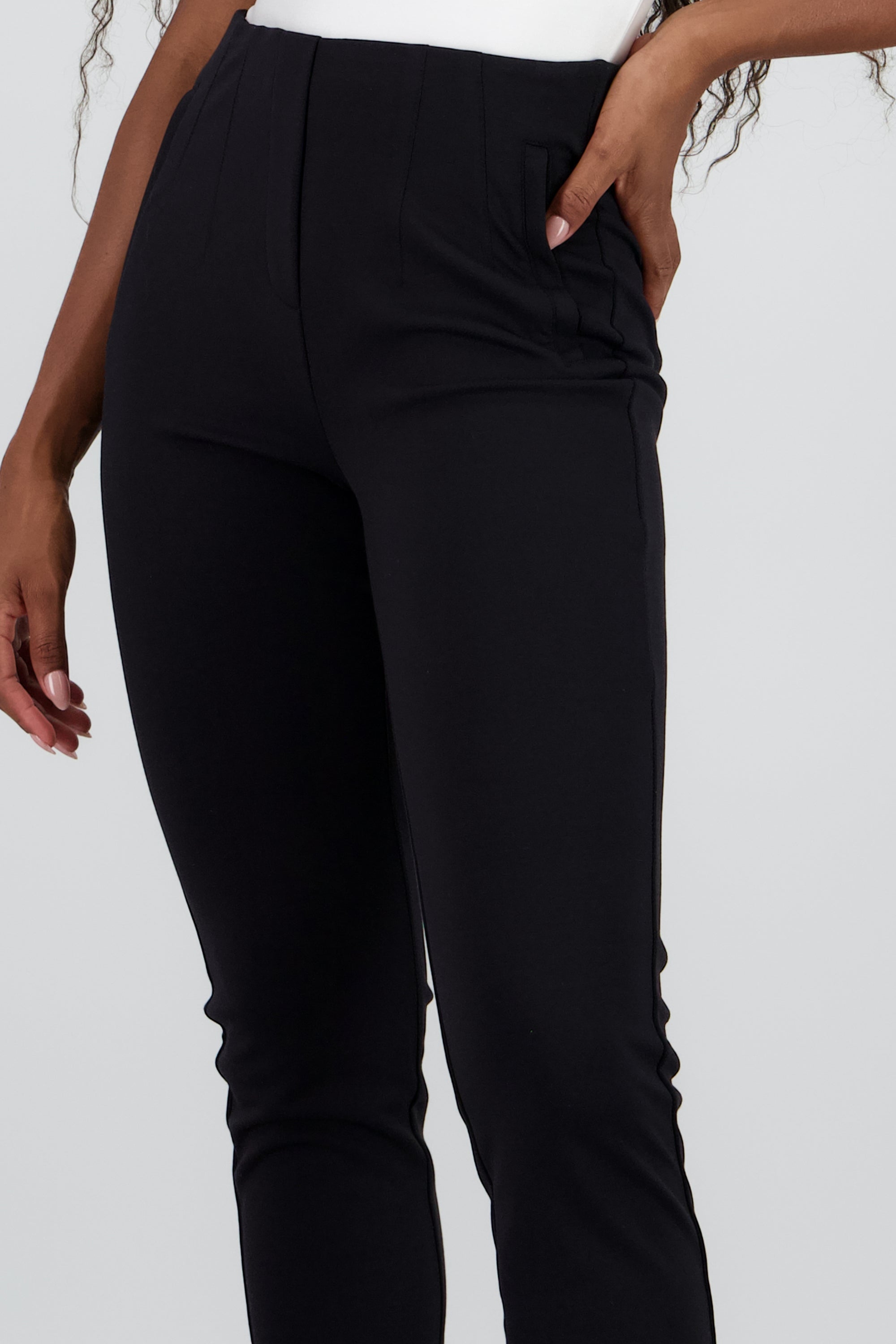 Pantalones ajustados con pinzas NEGRO