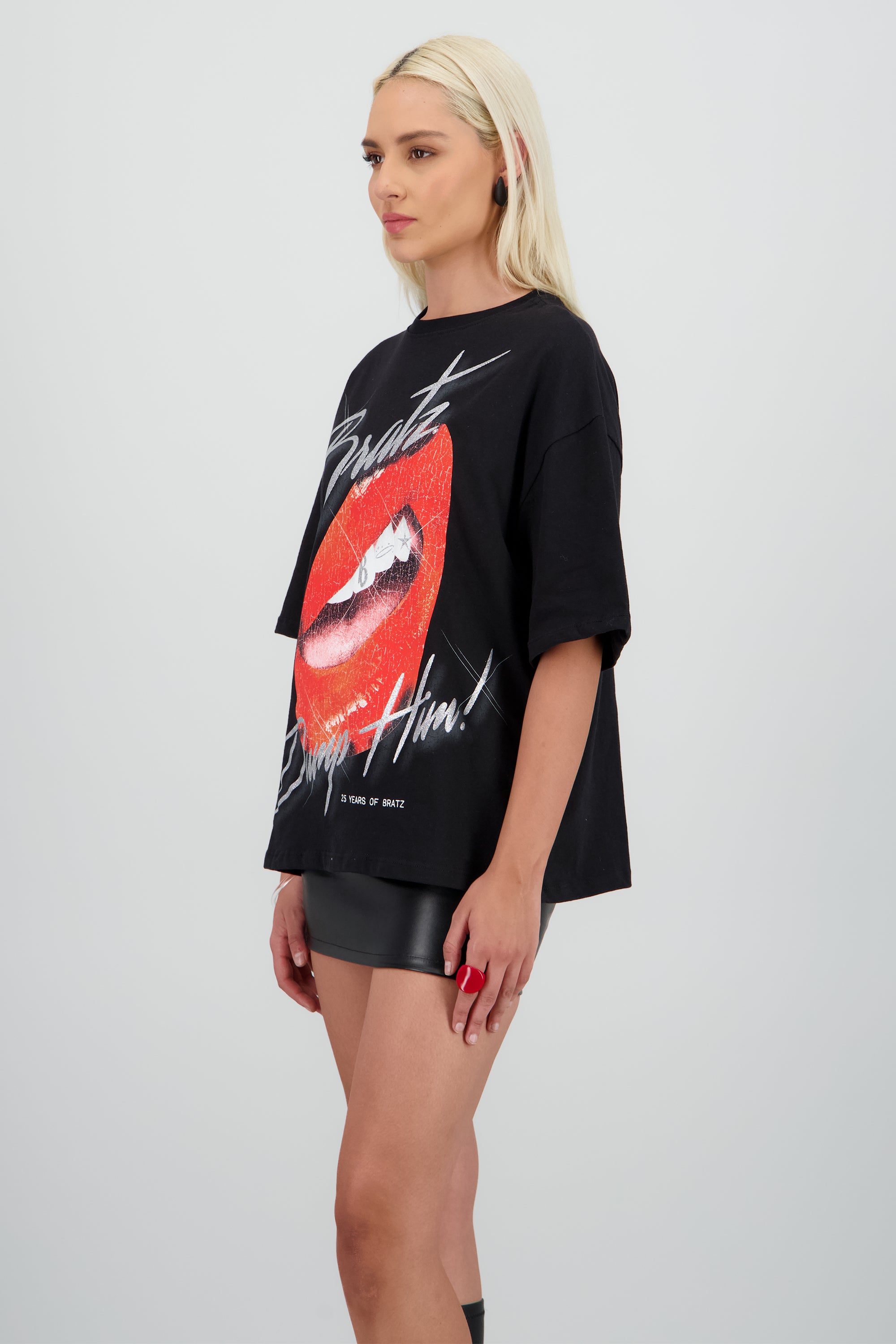 Playera over labios bratz NEGRO
