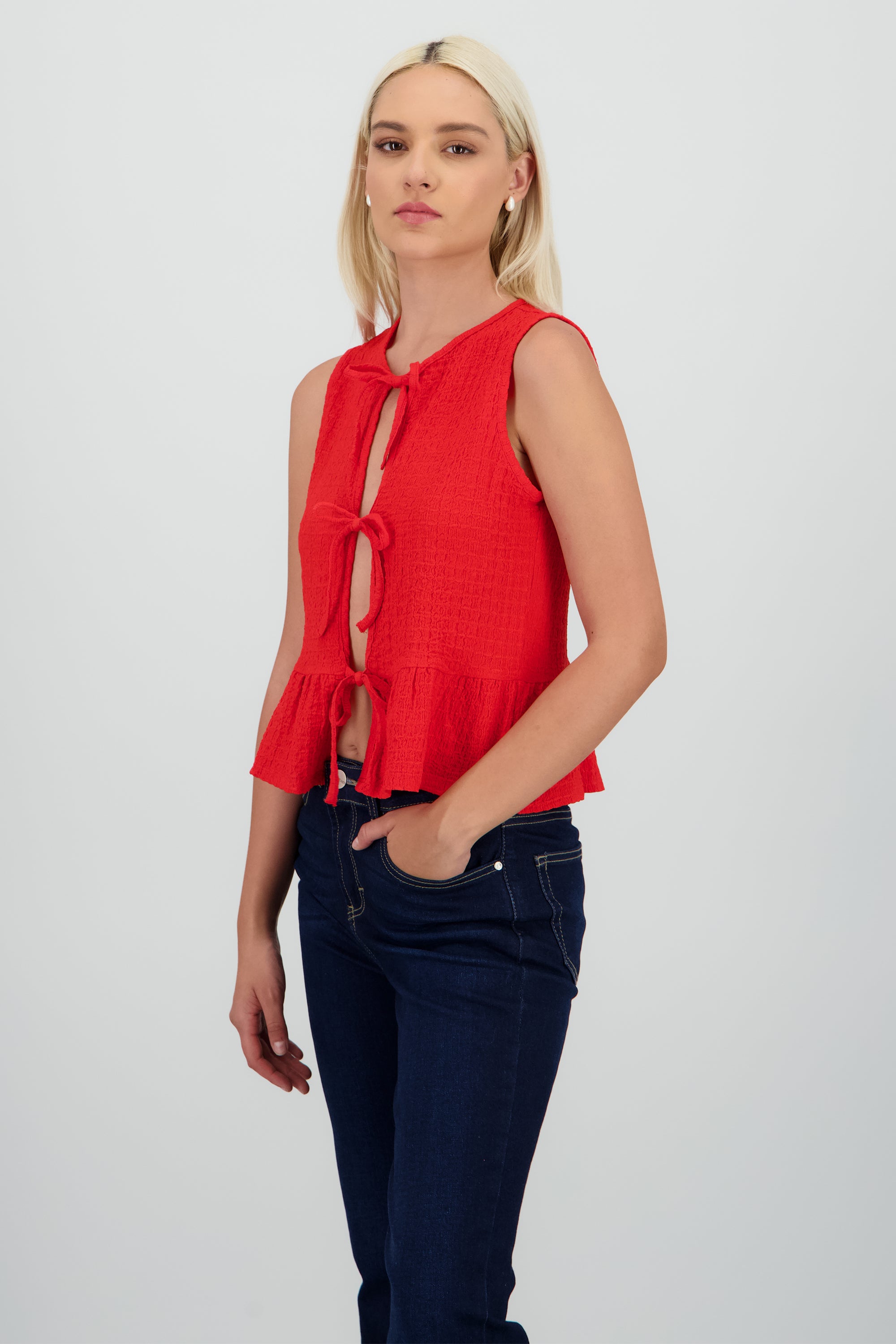 Blusa sin manga con olan y moños ROJO