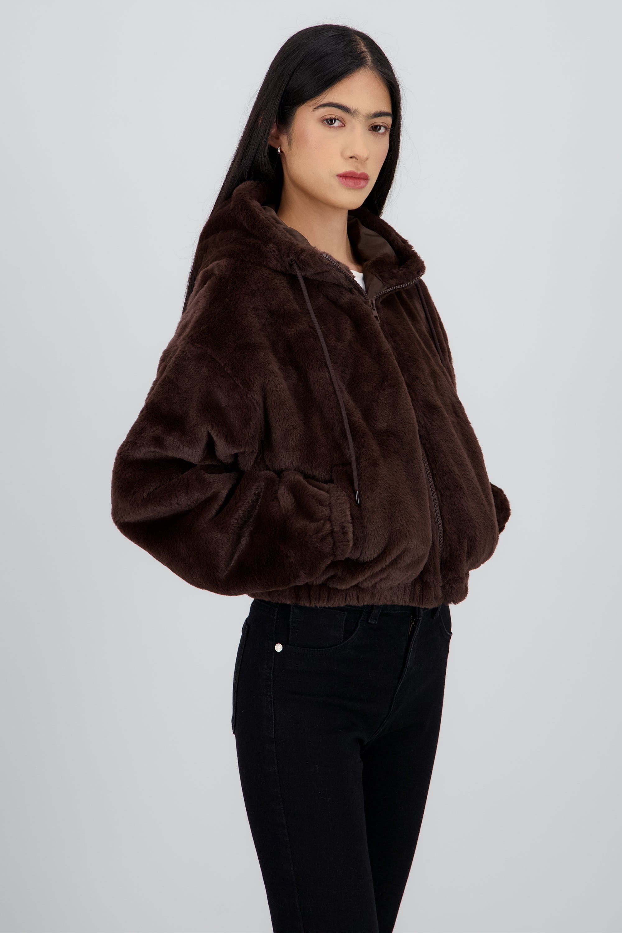 Chamarra corta pelo sintetico con cierre CAFE OBSCURO