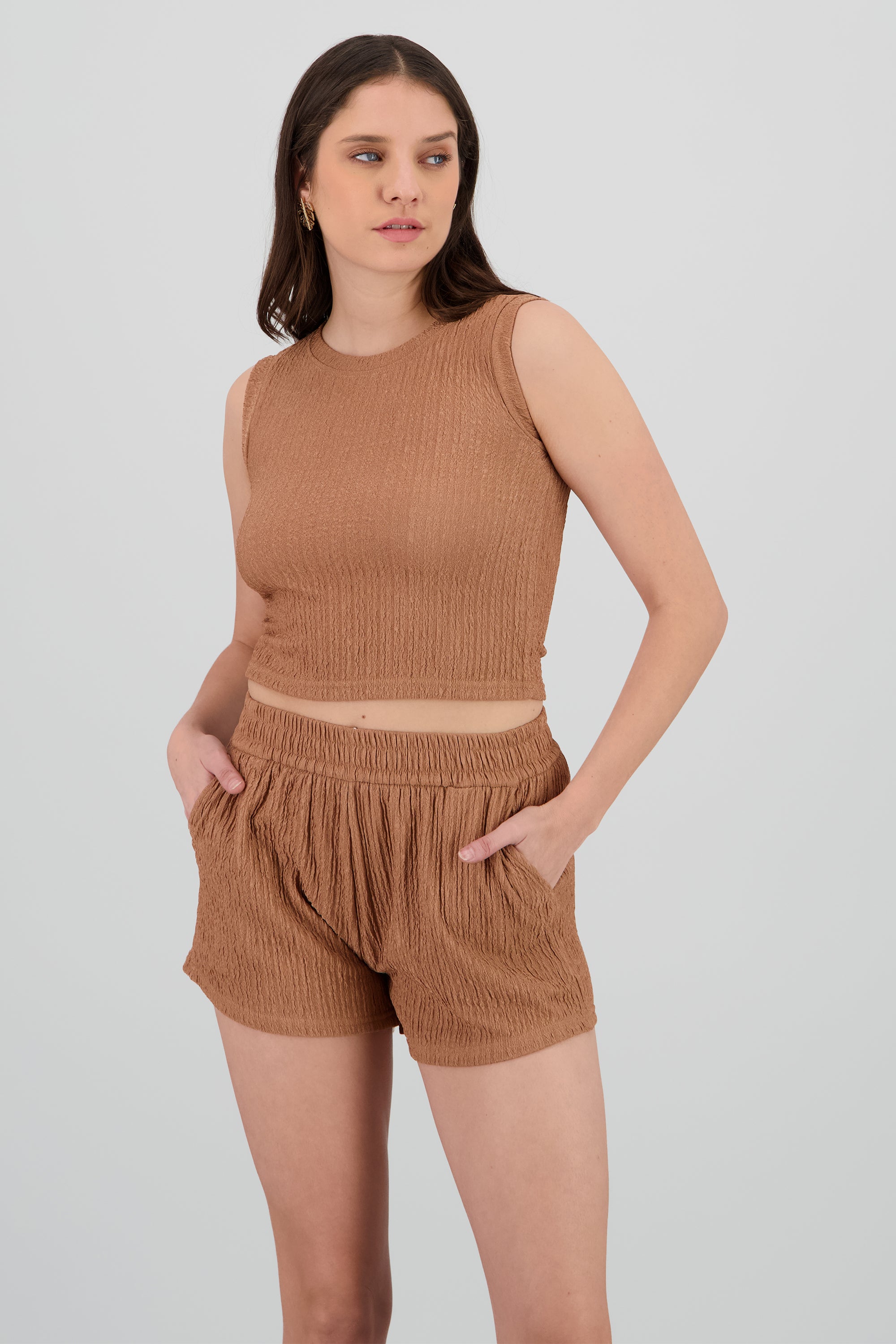 Top sin mangas textura crop CAFE