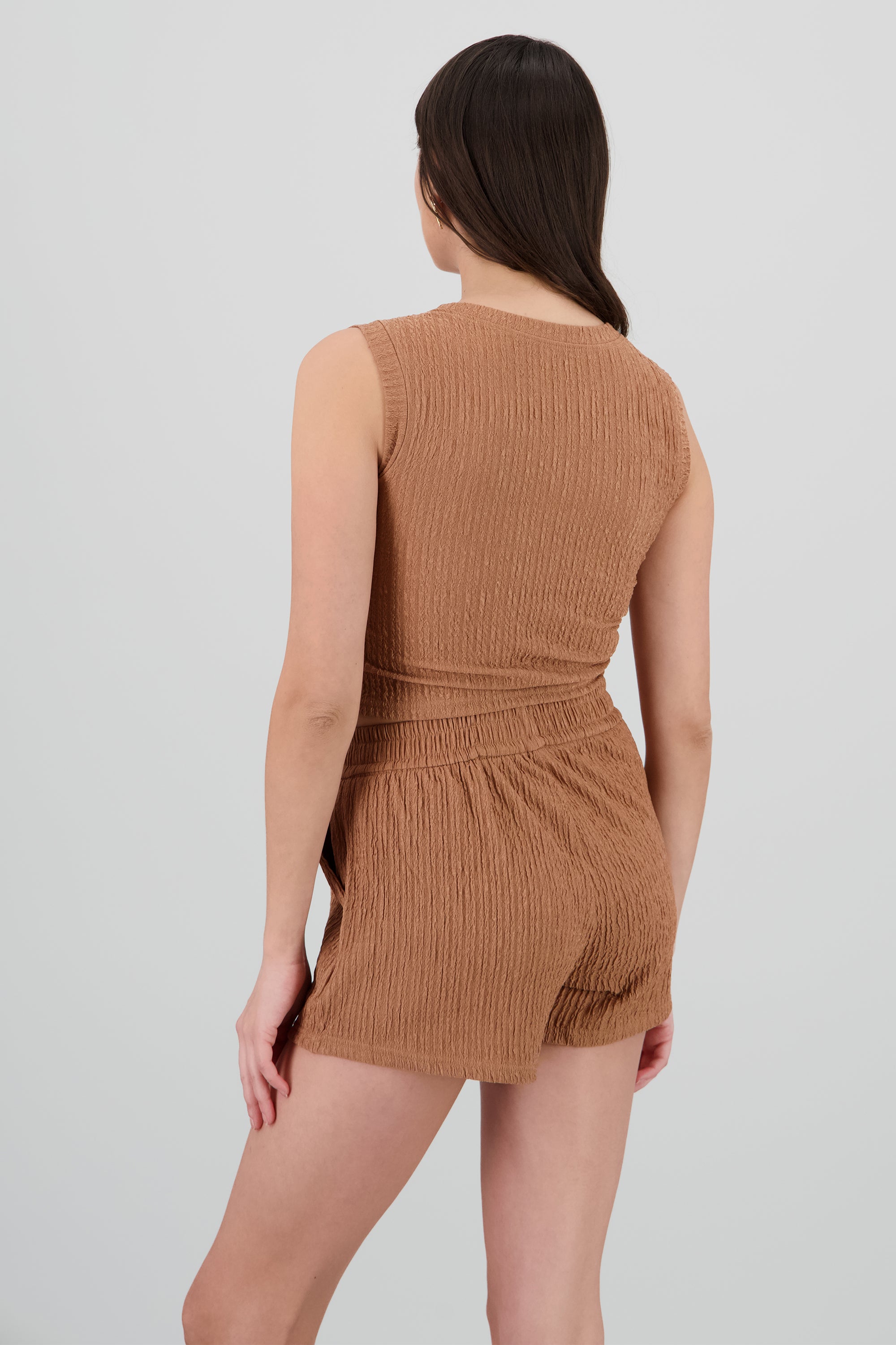 Top sin mangas textura crop CAFE