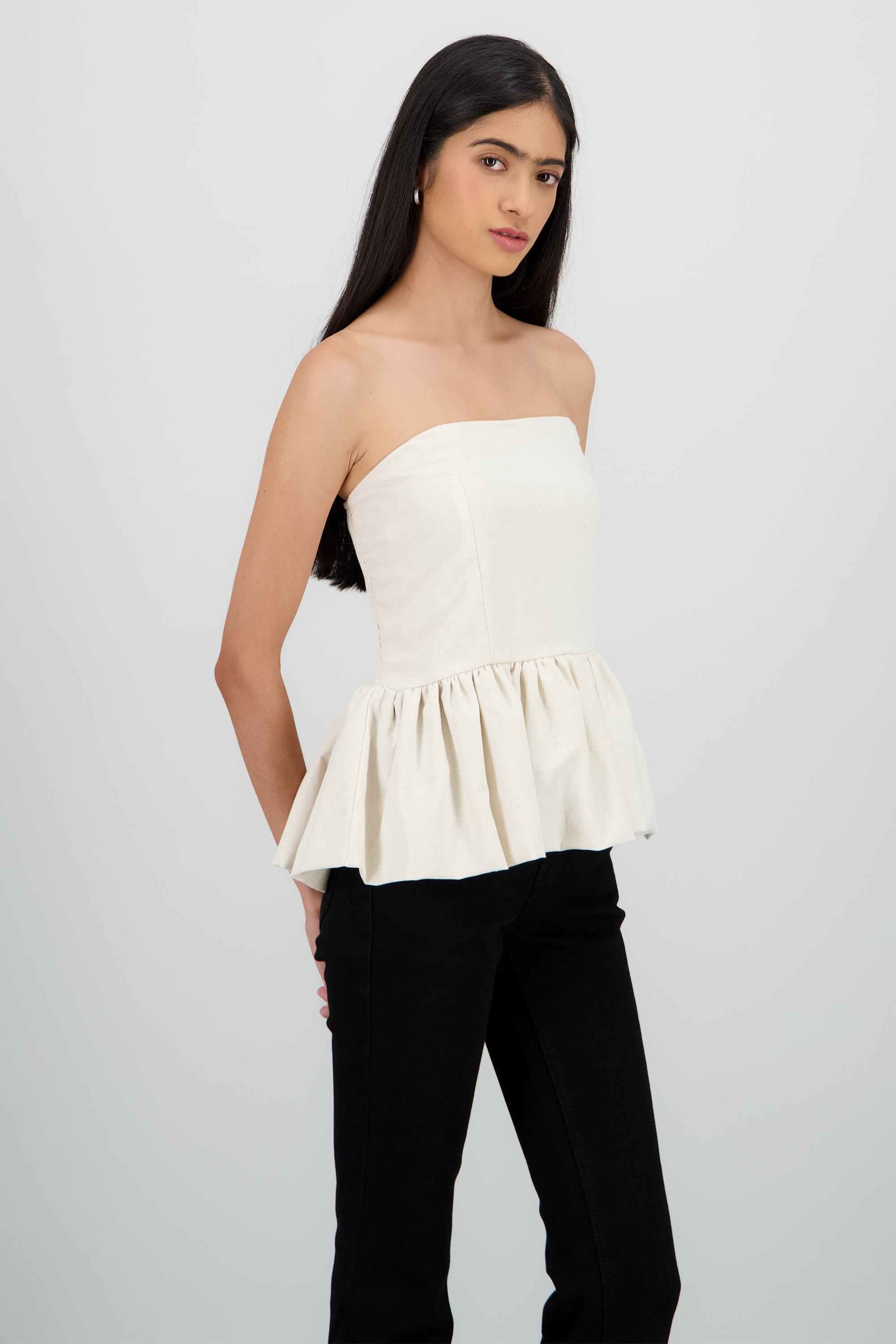 Top strapless durbuja detalle smock HUESO