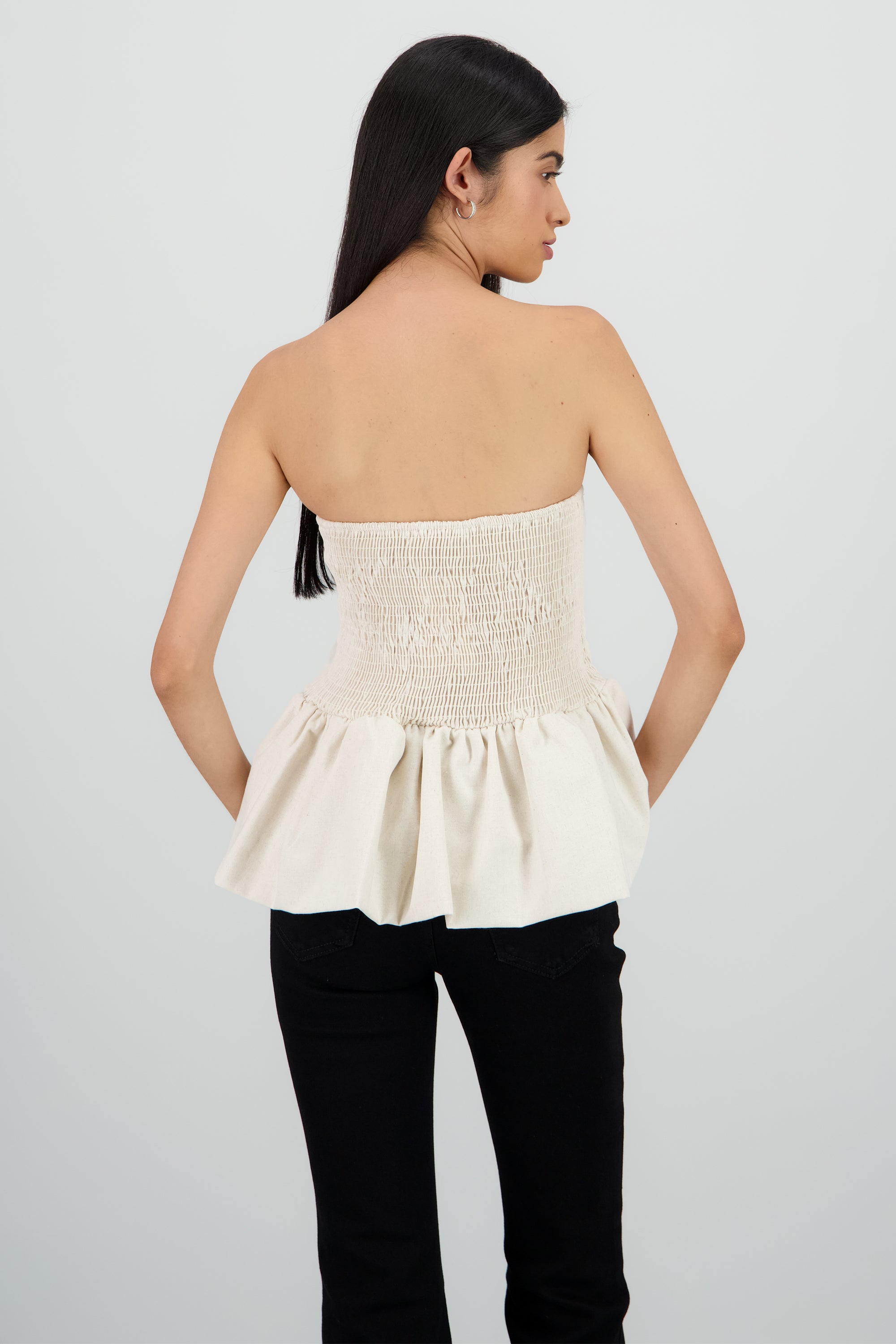 Top strapless durbuja detalle smock HUESO