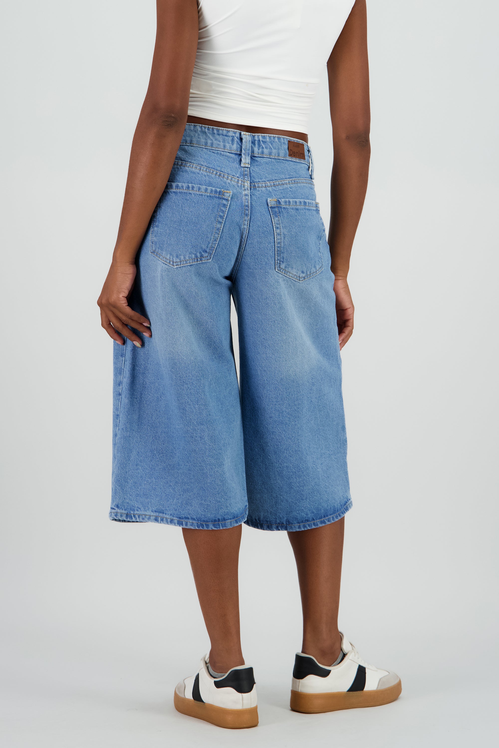 MEDIUM WASH