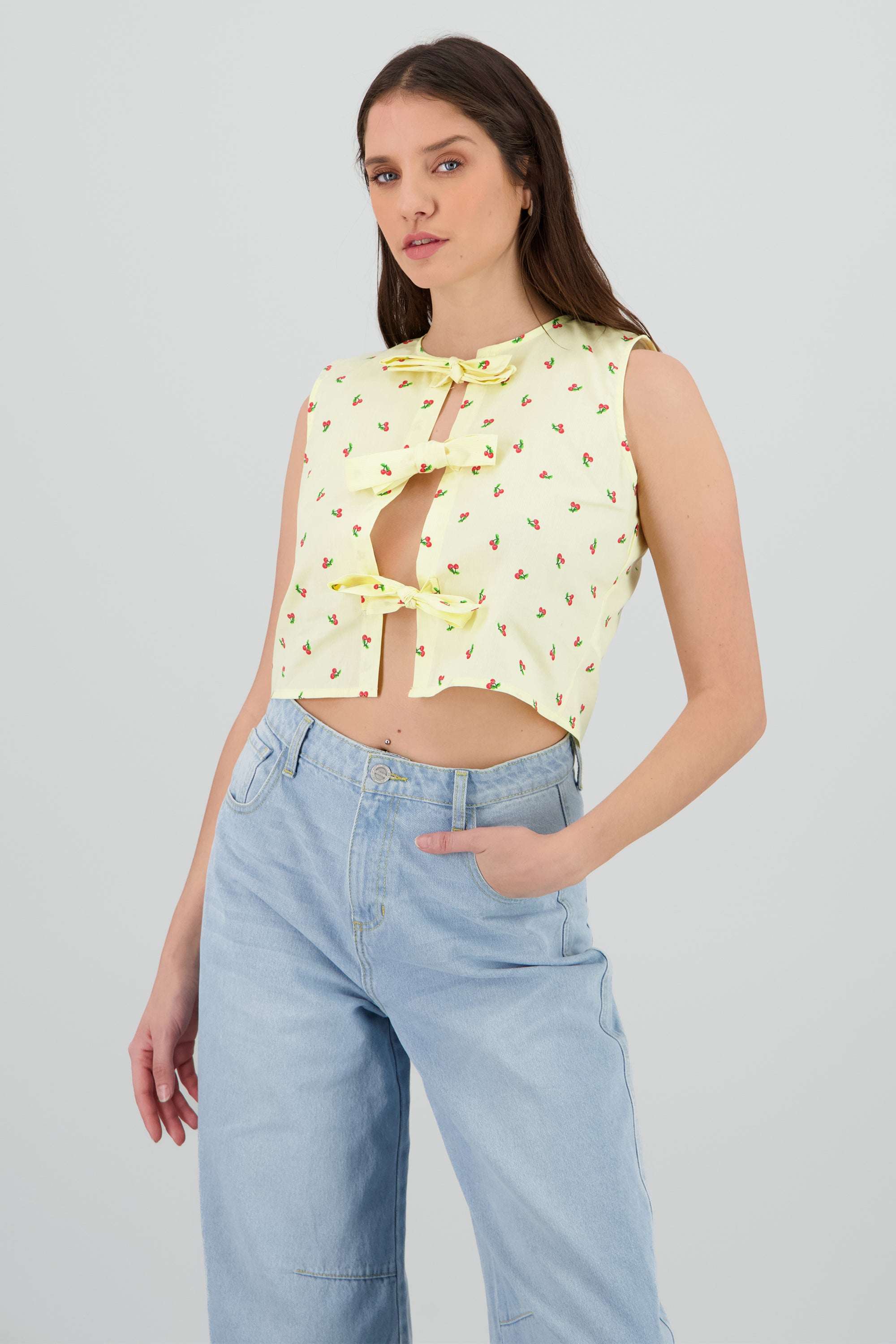 Blusa sin manga detalle lazos cerezas AMARILLO PASTEL