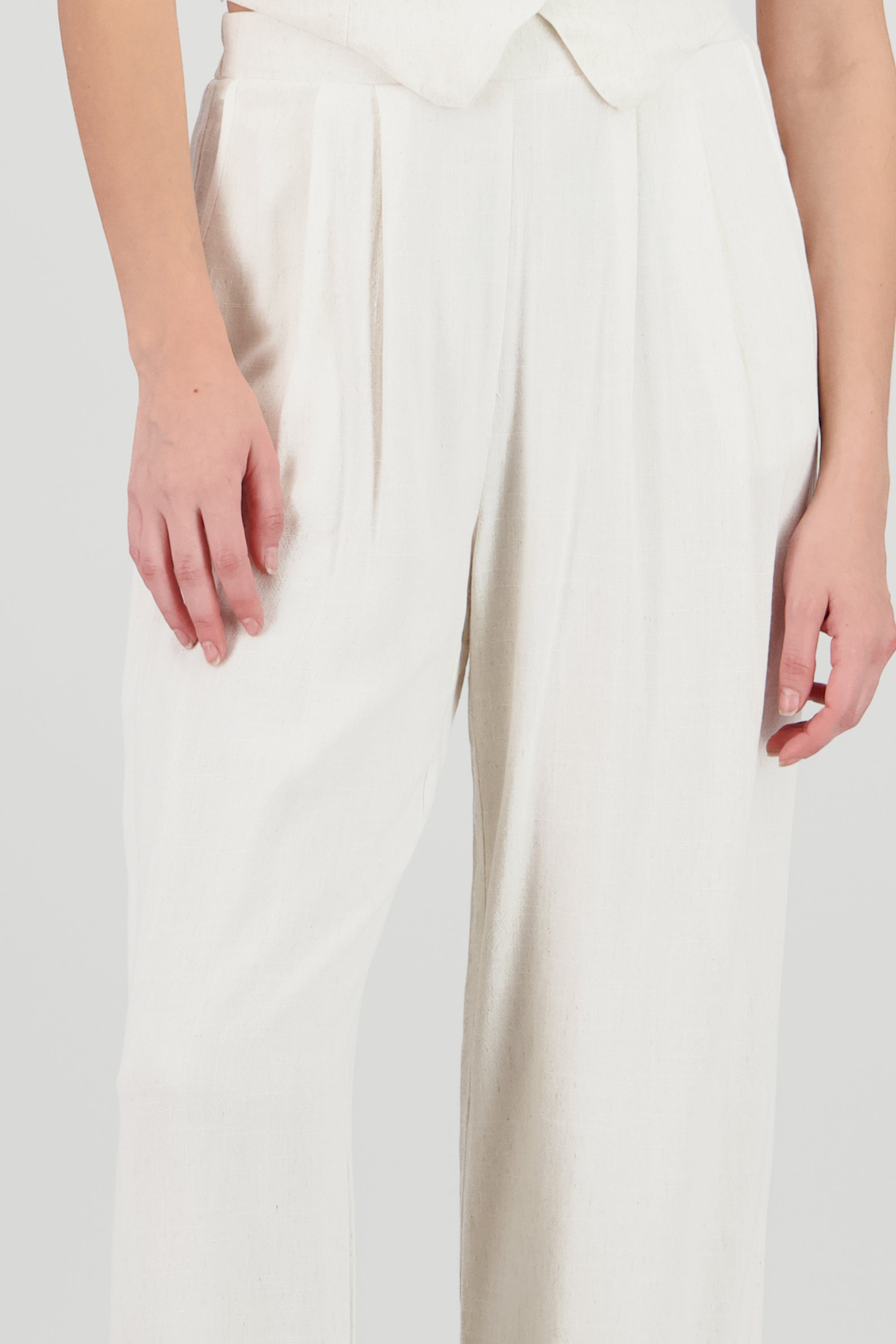Pantalon pinzas ligero amplio HUESO