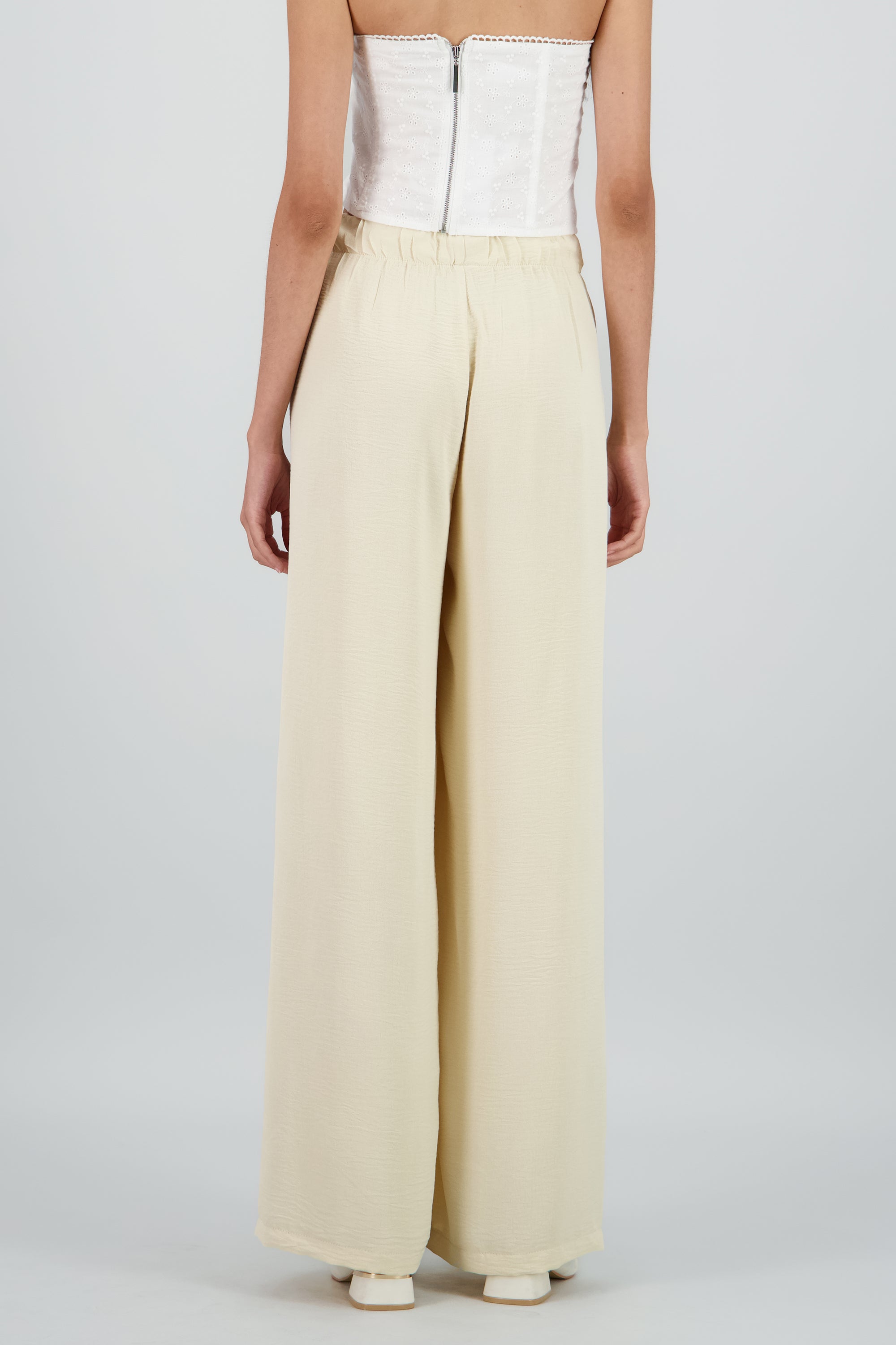 Pantalon detalle resorte fluido CREMA