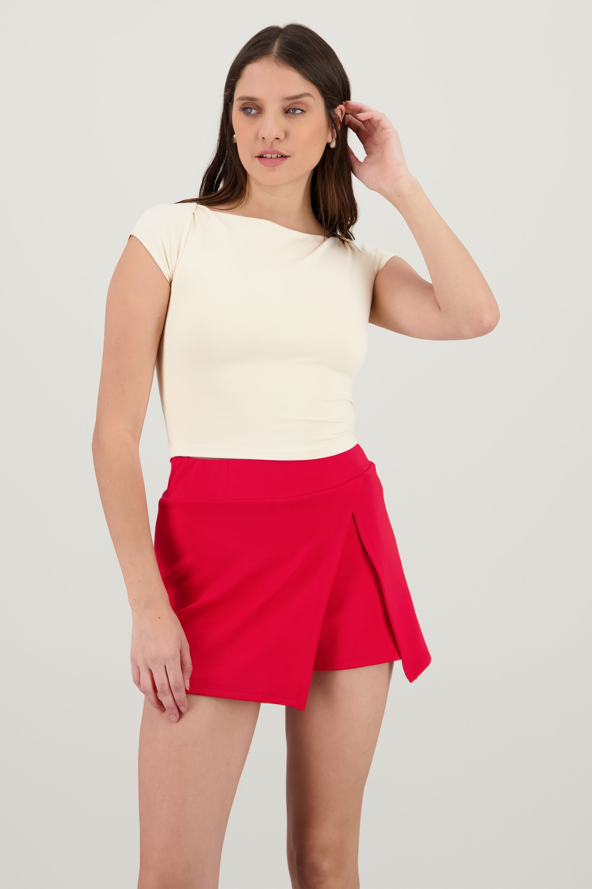 Top manga corta cuello recto HUESO